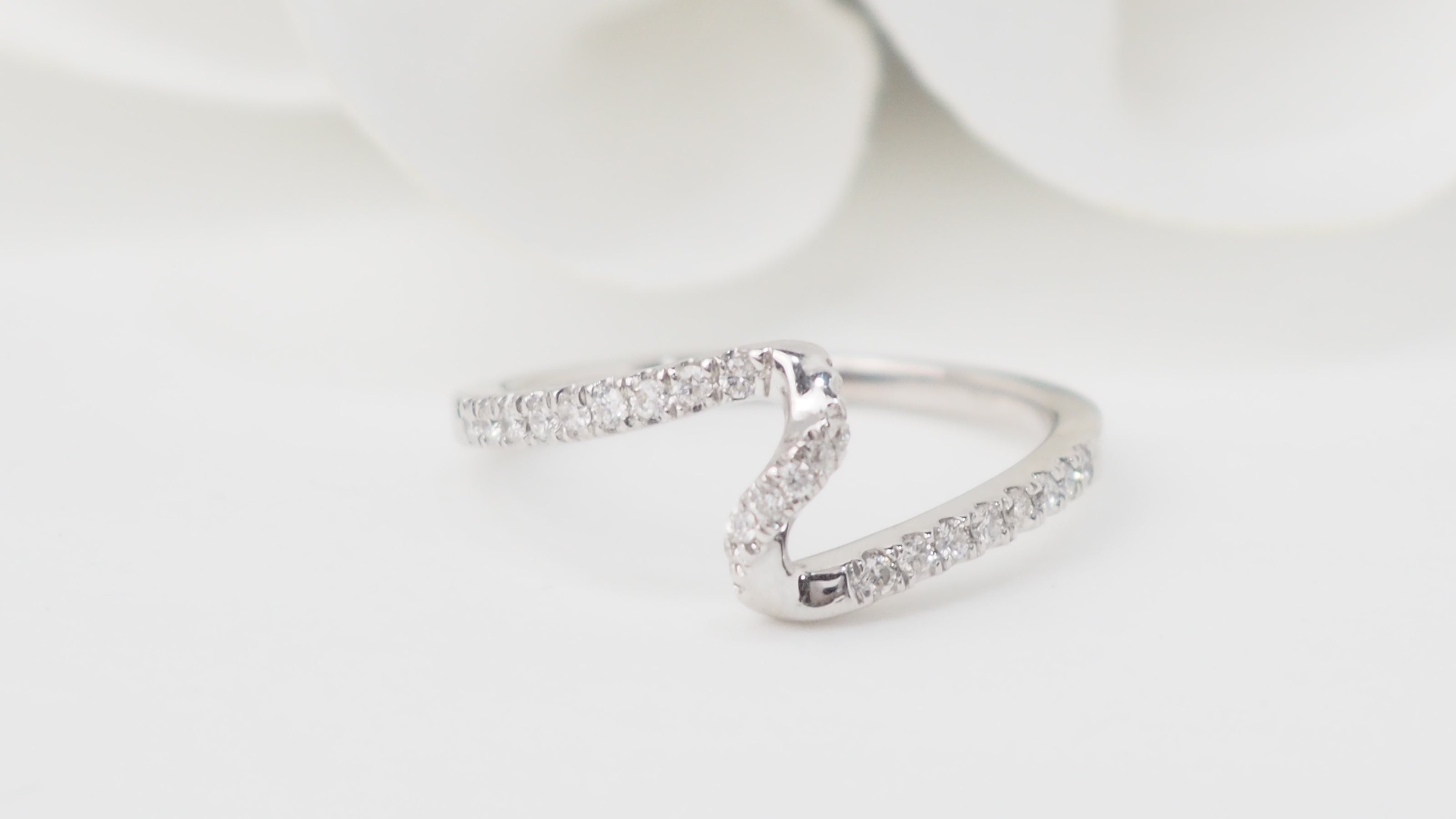 Bague Zig Zag en or blanc et diamants