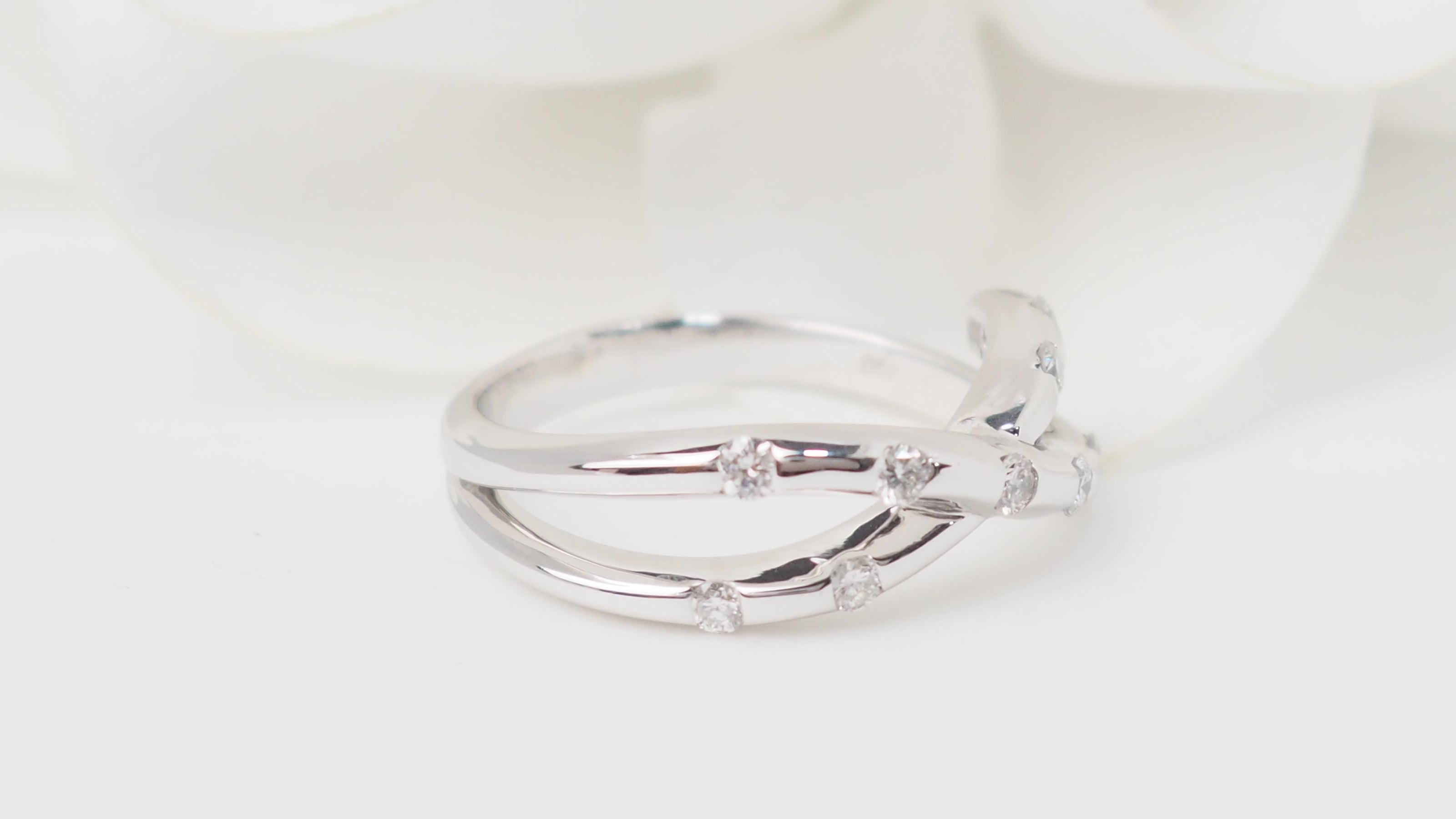 Bague croisée en or blanc et diamants