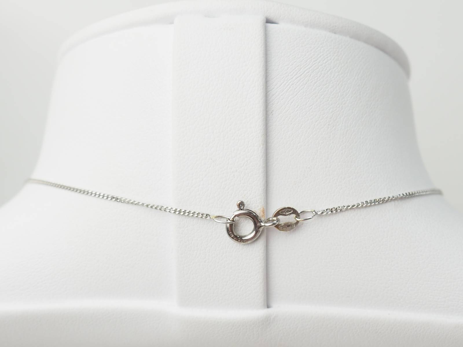 Collier solitaire en or blanc et saphir ovale