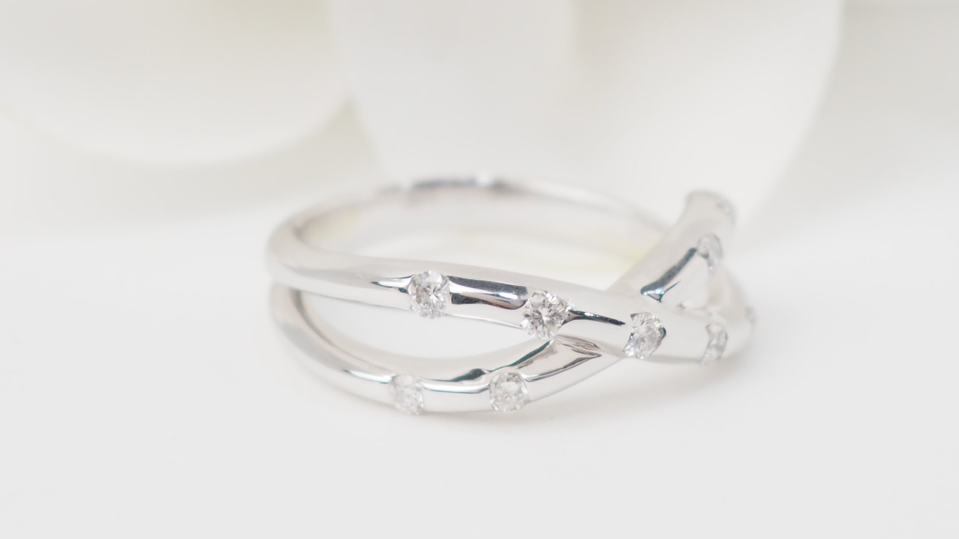 Bague croisée en or blanc et diamants