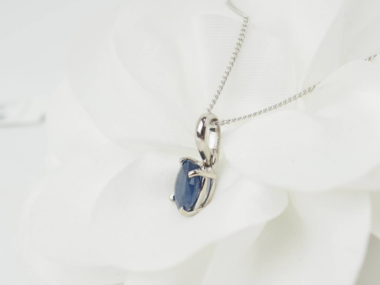 Collier solitaire en or blanc et saphir ovale