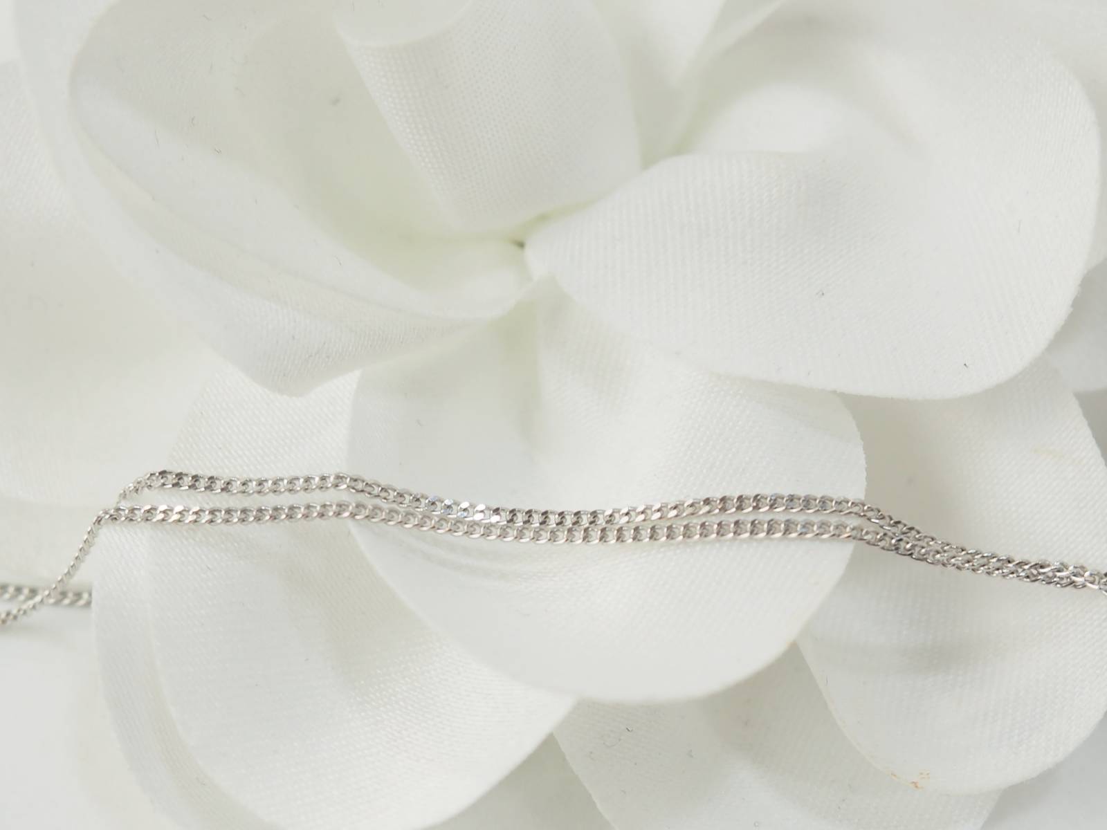 Collier solitaire en or blanc et saphir ovale