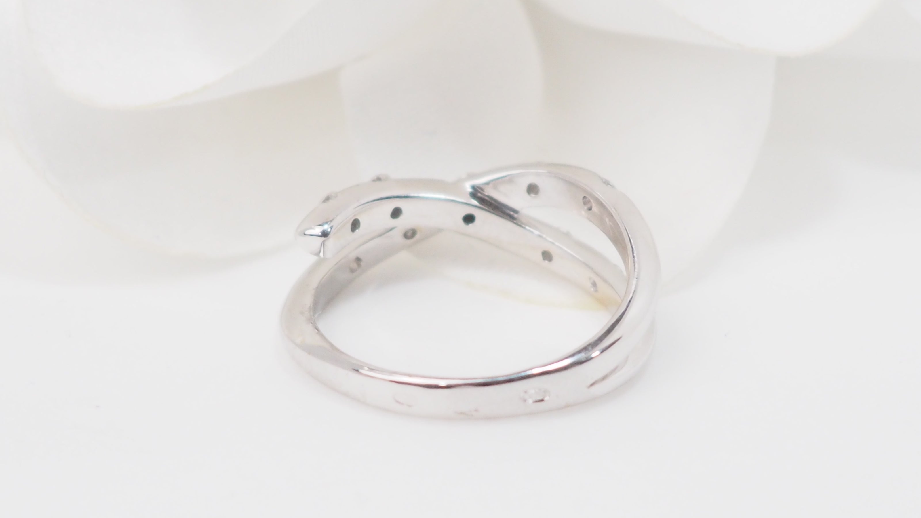 Bague croisée en or blanc et diamants