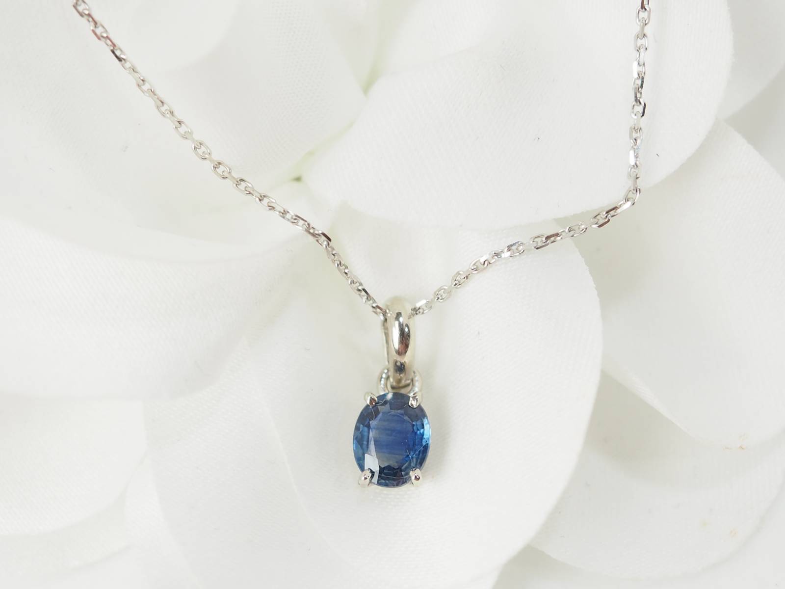 Collier solitaire en or blanc et saphir