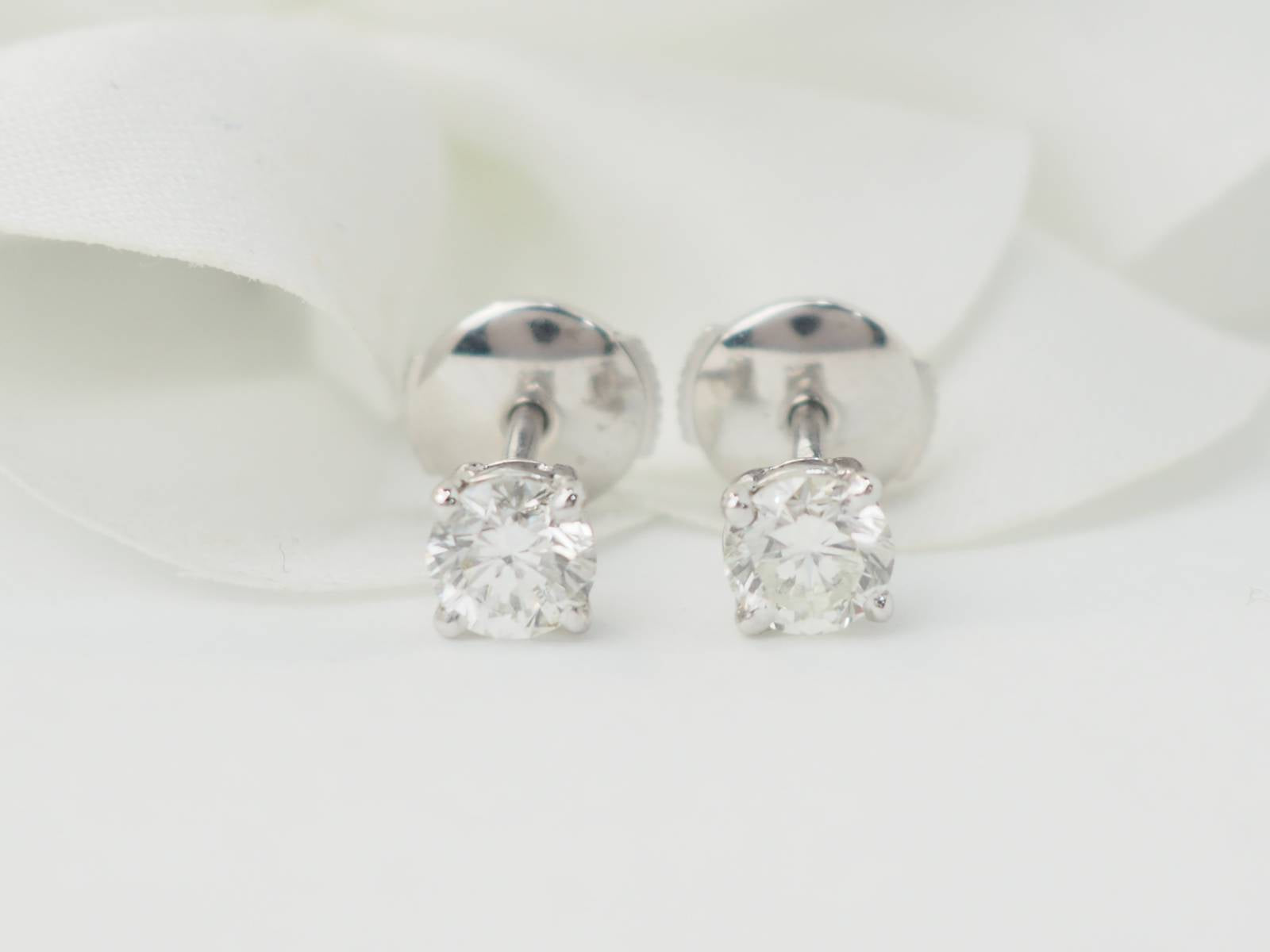 Puces d'oreilles en or blanc et diamants