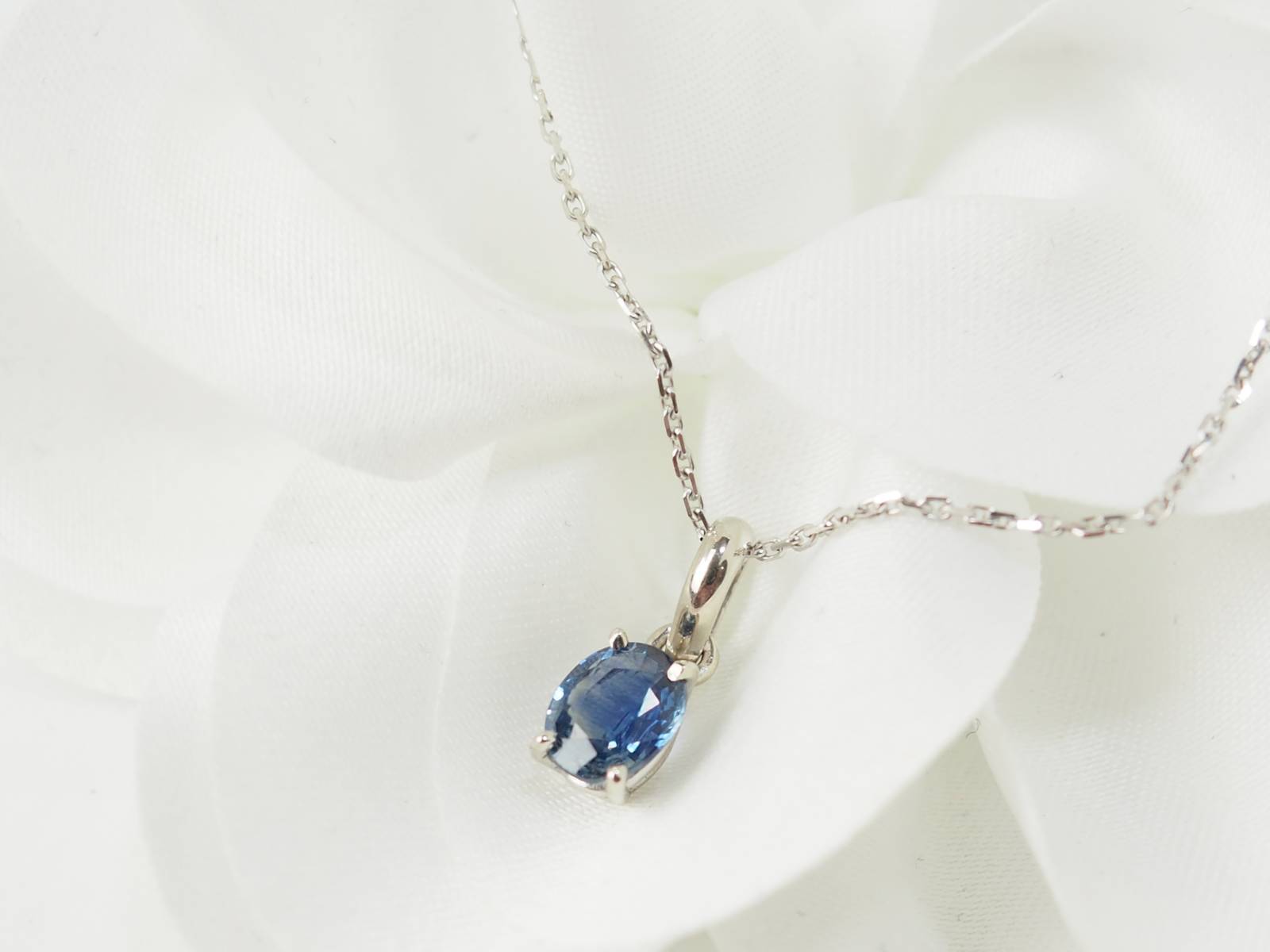 Collier solitaire en or blanc et saphir