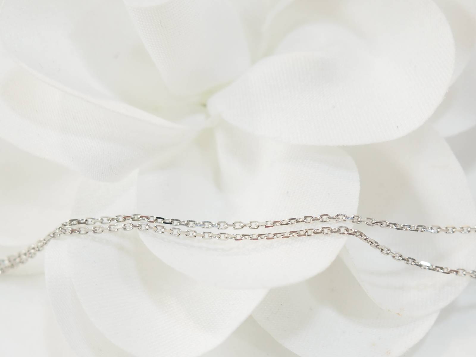 Collier solitaire en or blanc et saphir