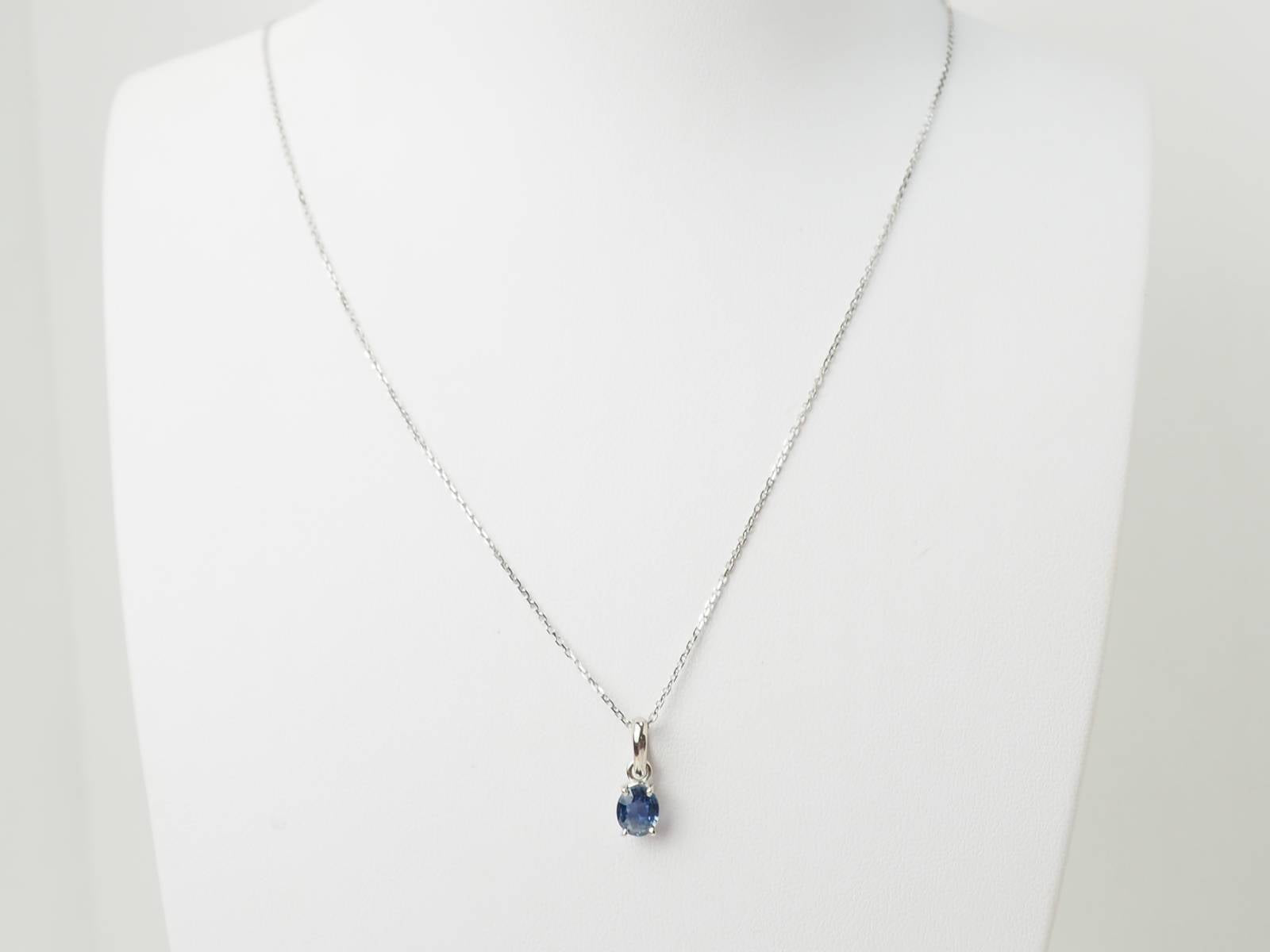 Collier solitaire en or blanc et saphir