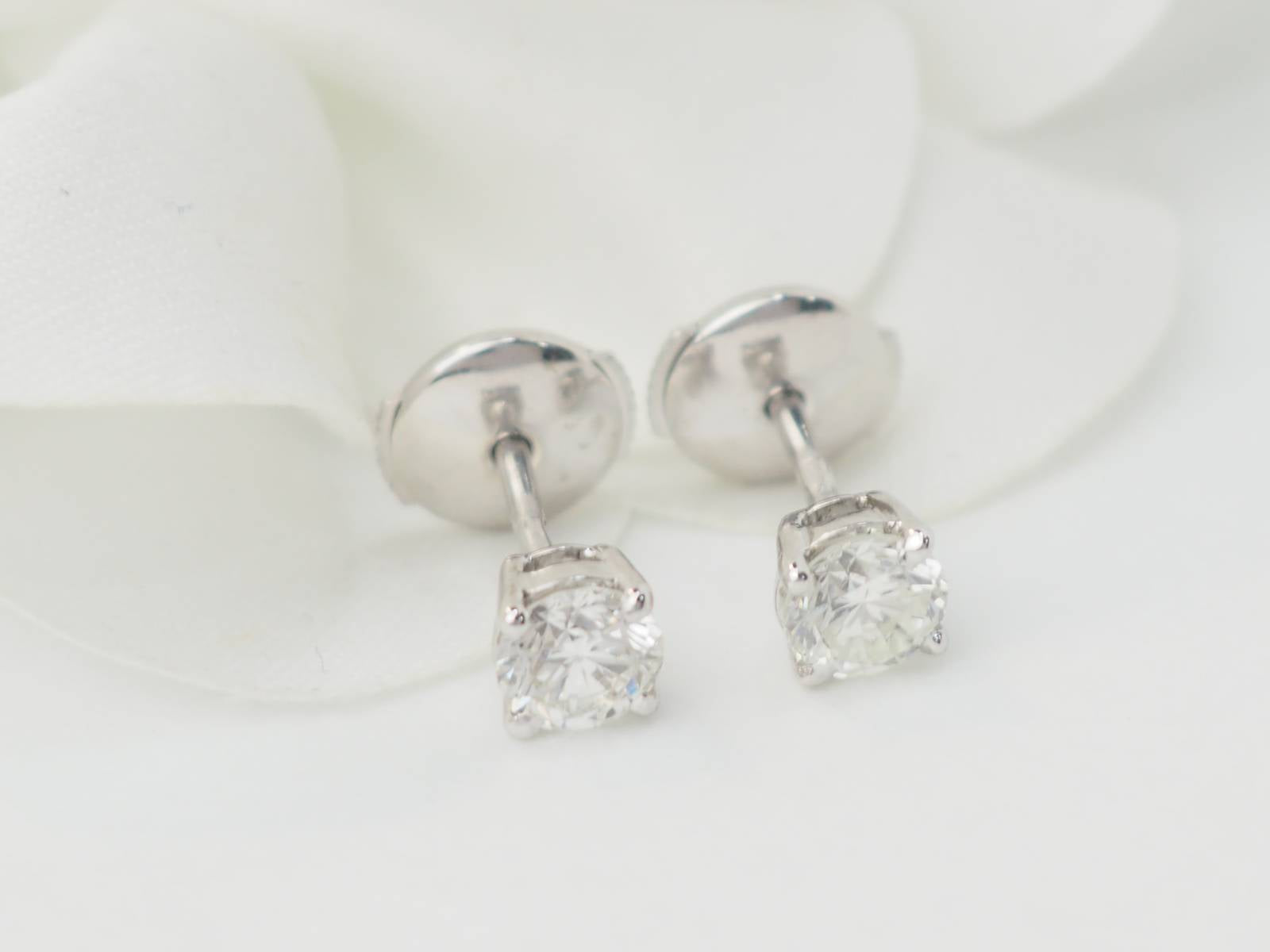 Puces d'oreilles en or blanc et diamants