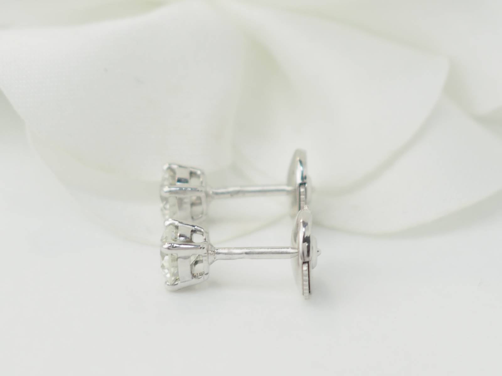 Puces d'oreilles en or blanc et diamants