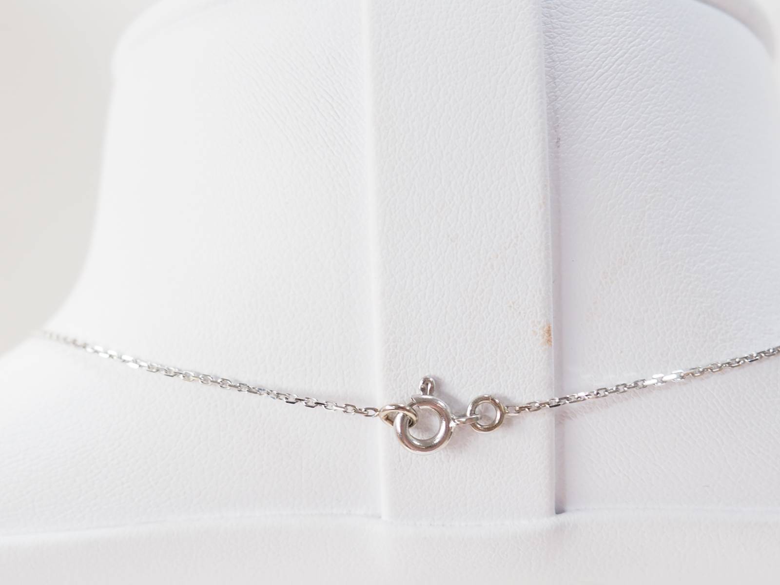 Collier solitaire en or blanc et saphir