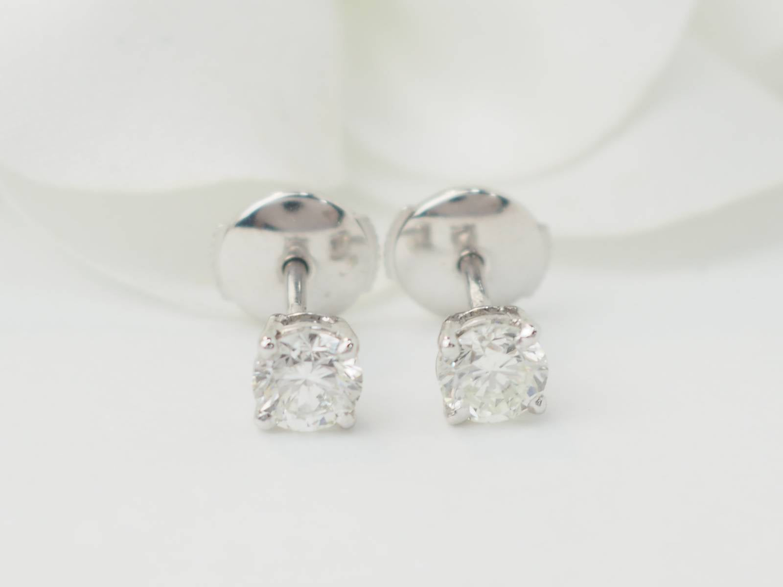 Puces d'oreilles en or blanc et diamants