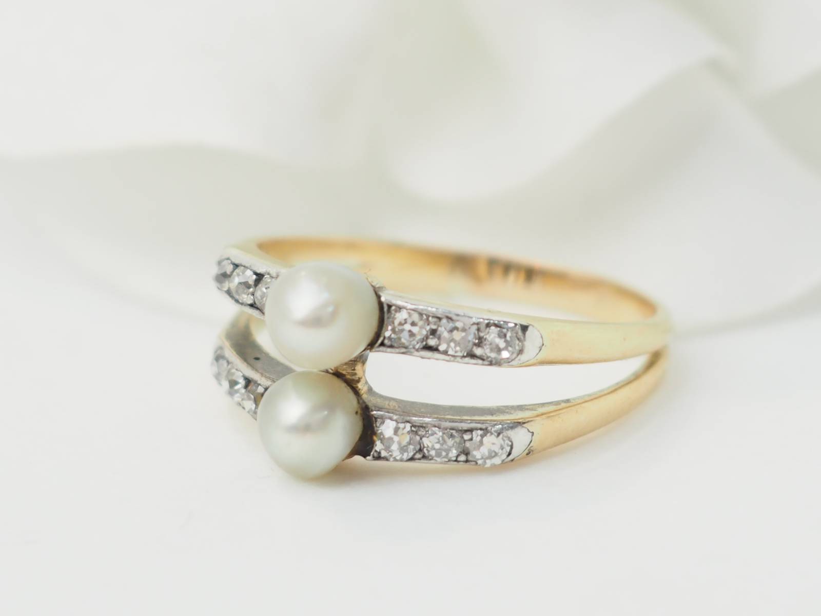 Bague ancienne en or jaune, perles de culture et diamants