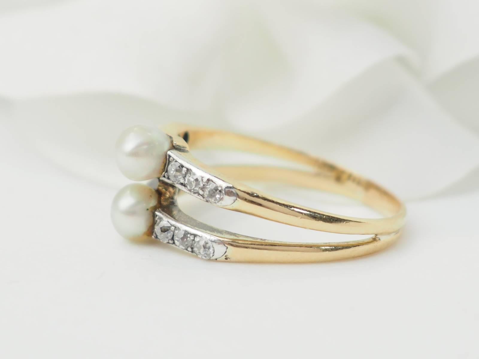 Bague ancienne en or jaune, perles de culture et diamants