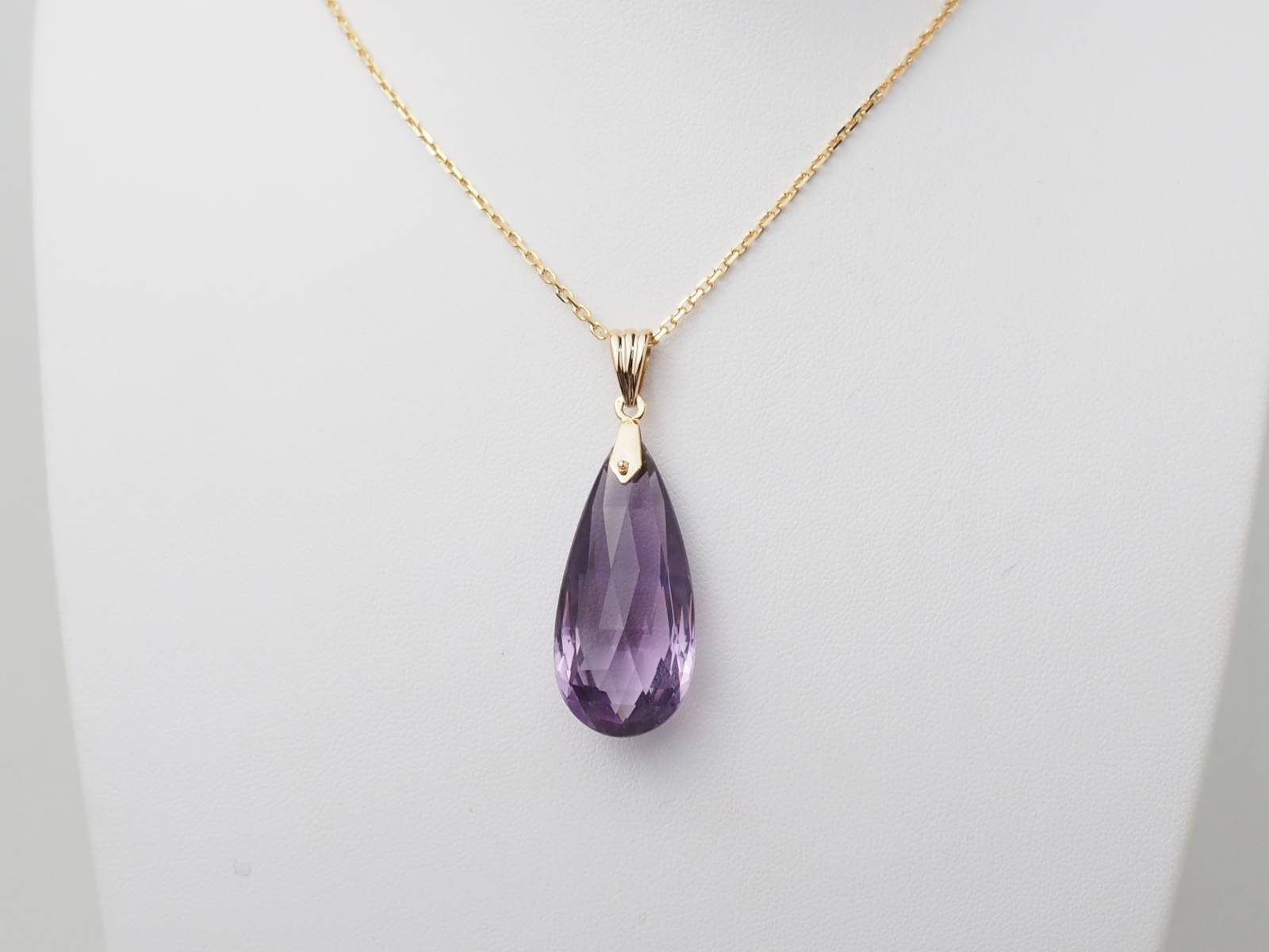 Pendentif en or jaune et Améthyste briolette