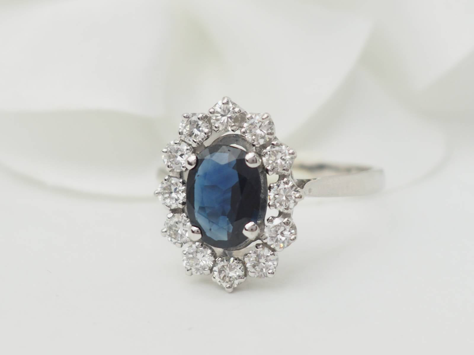 Bague marguerite en or blanc, saphir et diamants