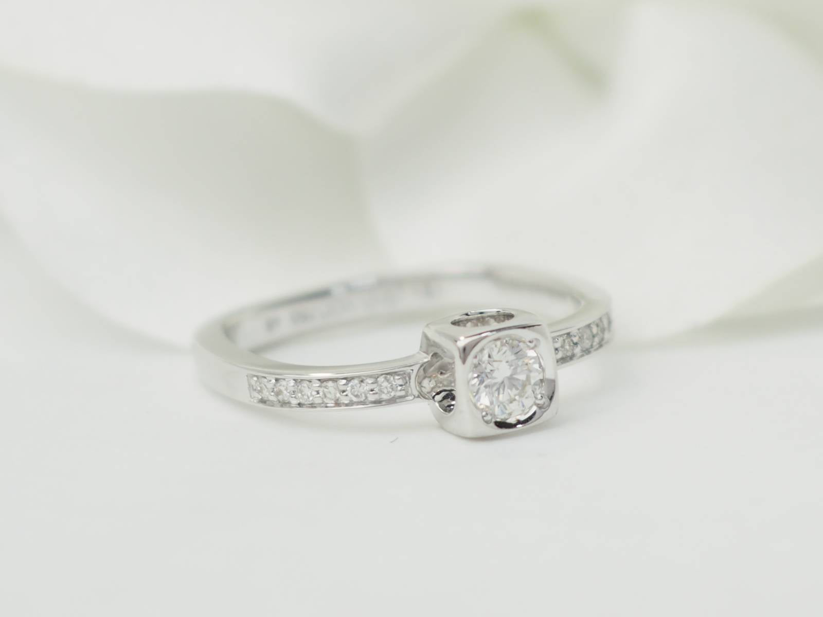 Bague Dinh Van Cube en or blanc et diamants