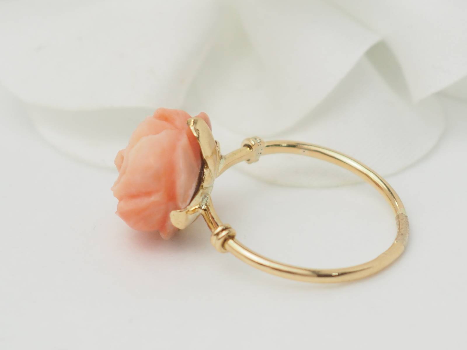 Bague Fleur en or jaune et corail