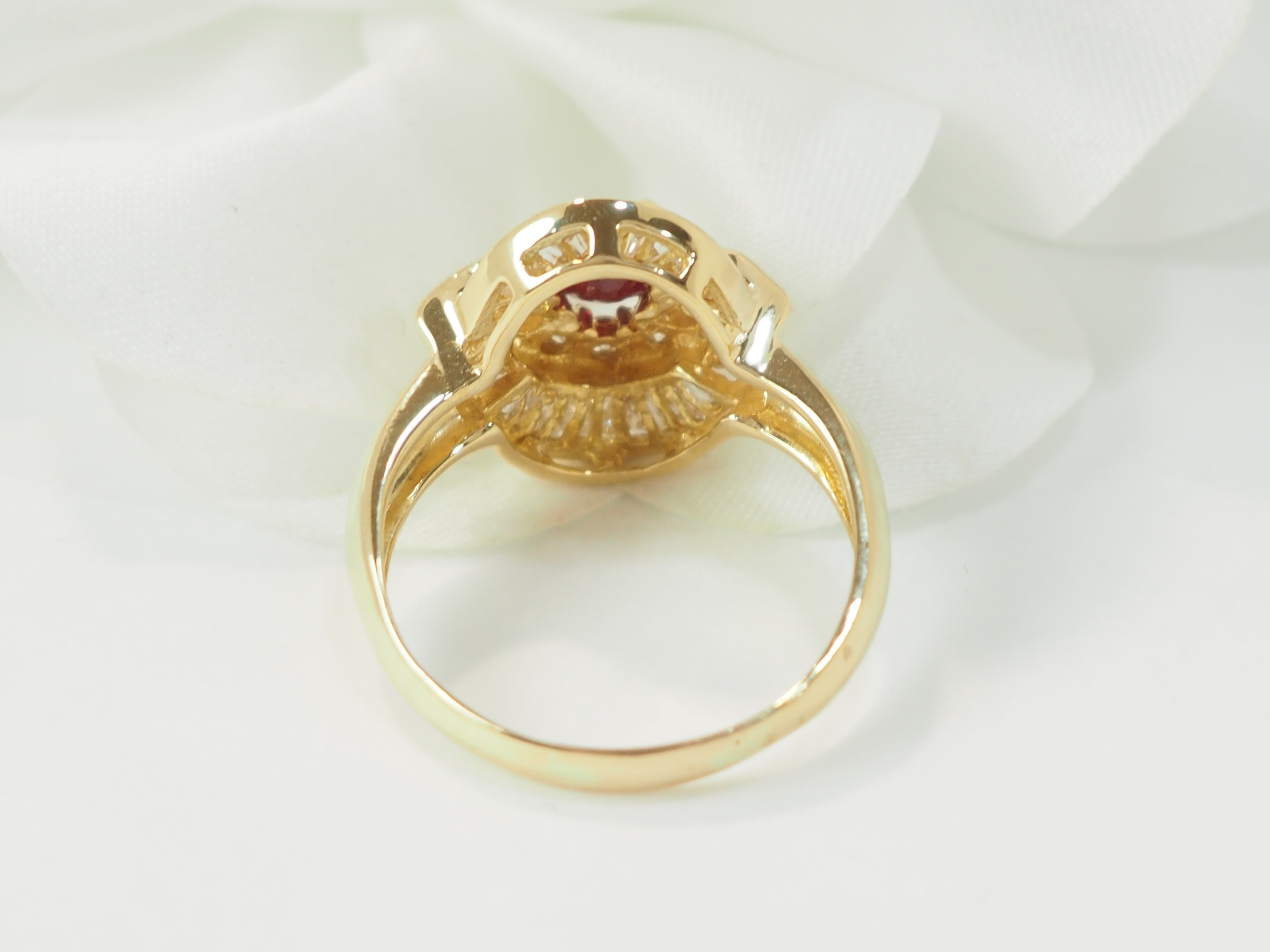 Bague jupe en or jaune, rubis et diamants