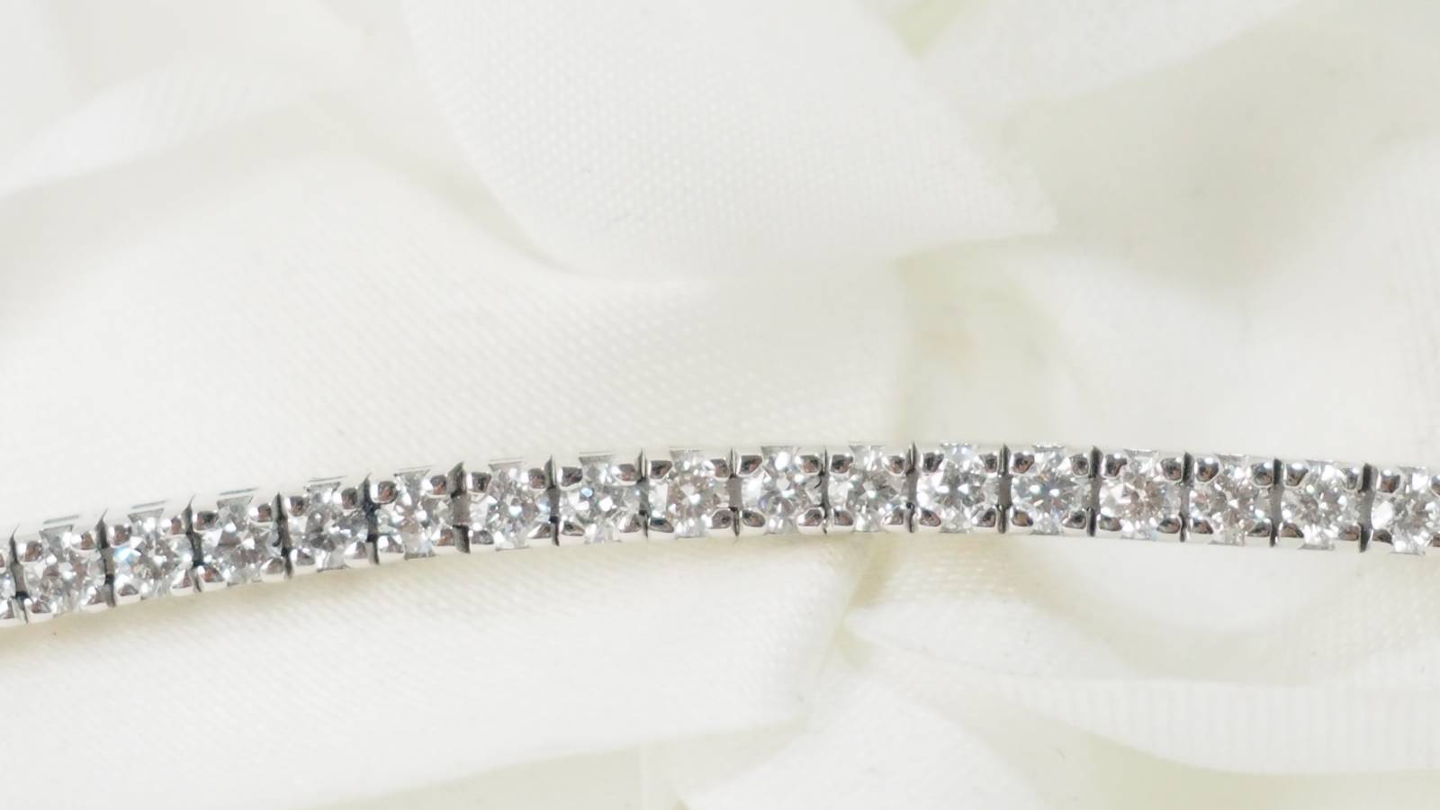 Bracelet rivière en or blanc et diamants 2,50cts