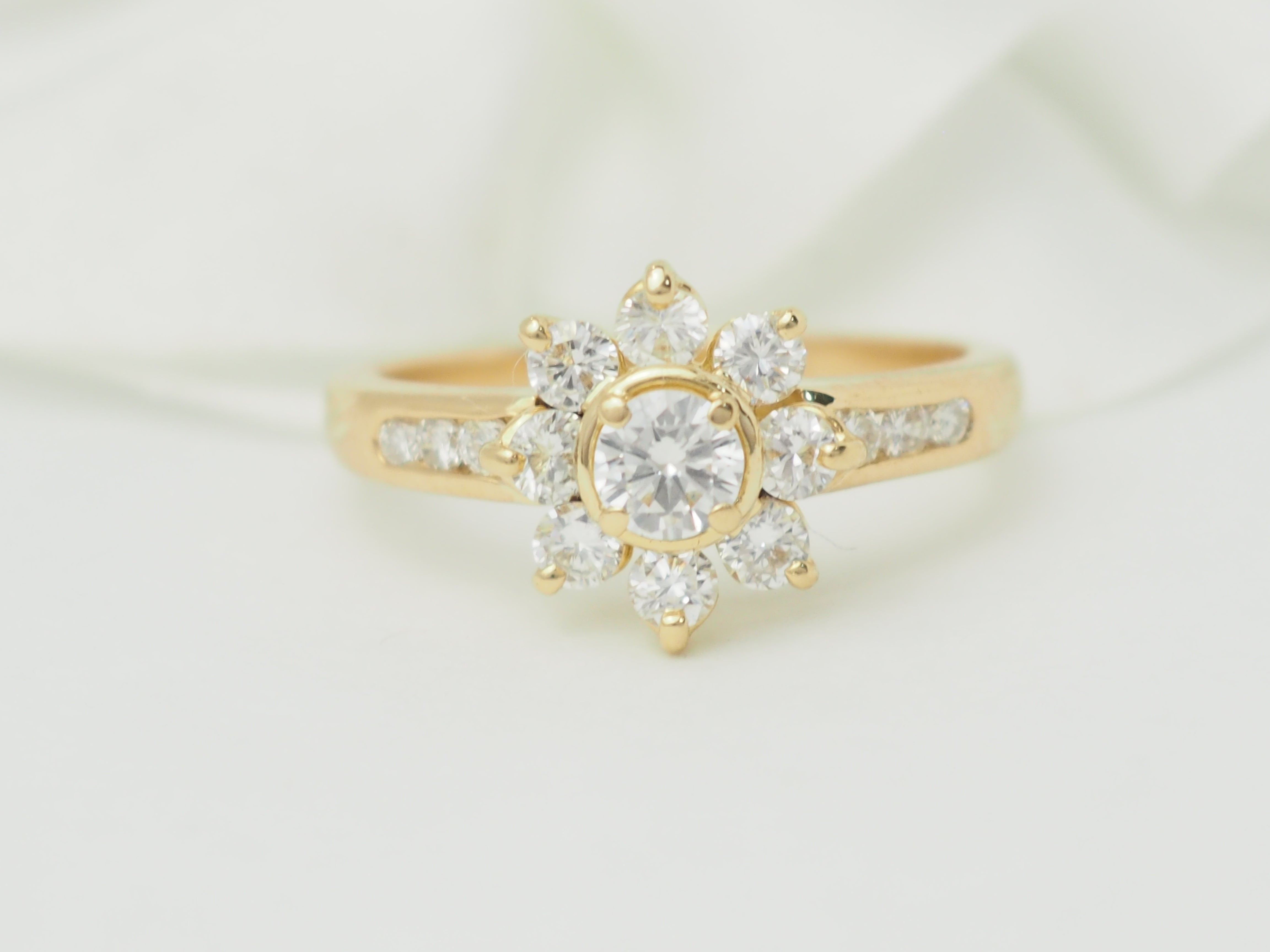 Bague marguerite en or jaune et diamants