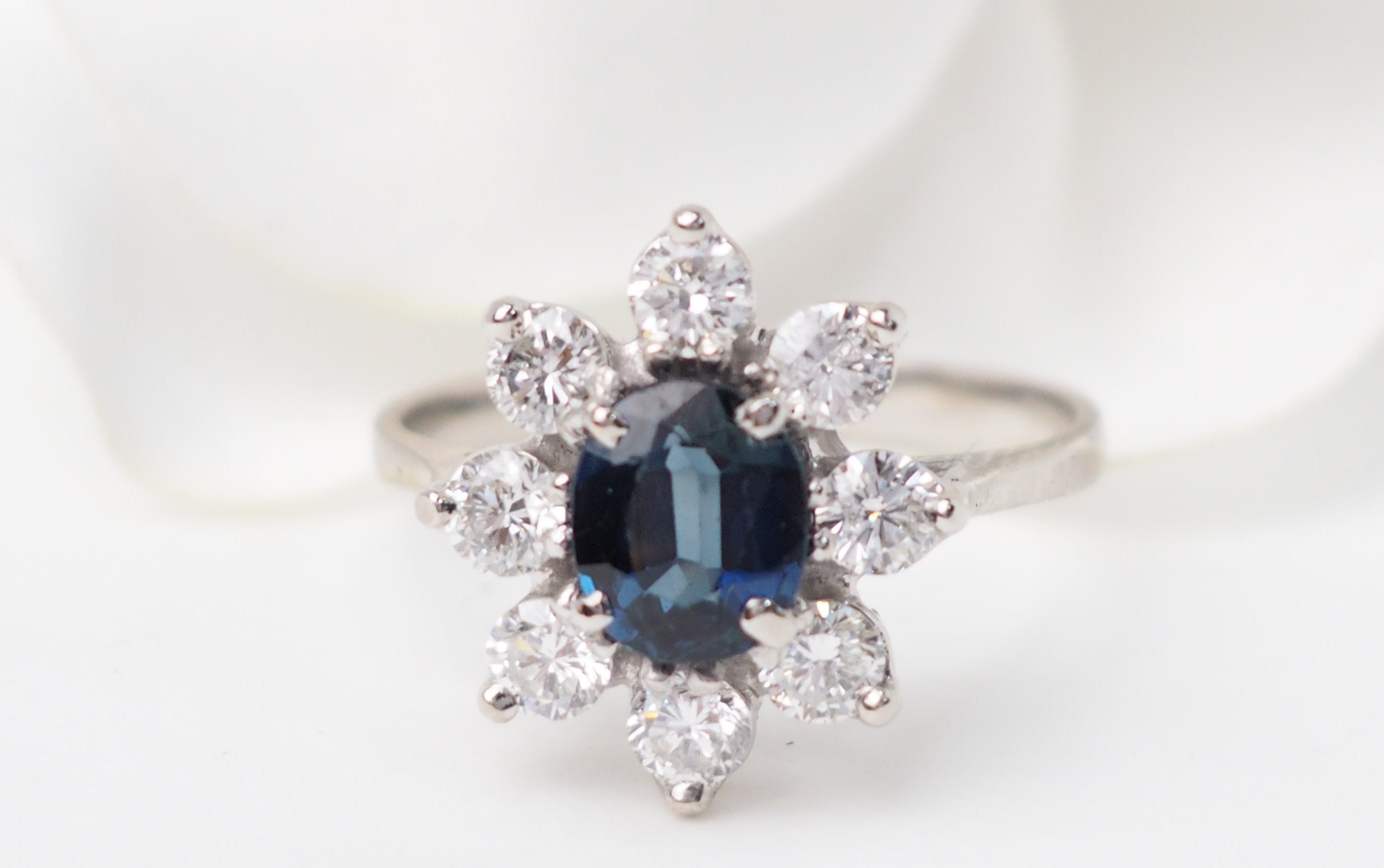 Bague entourage en or blanc, saphir ovale et diamants