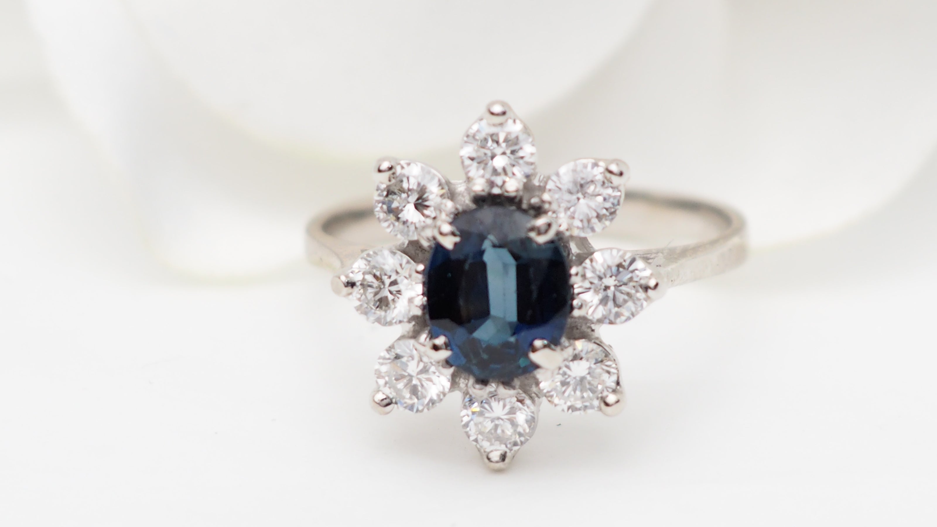 Bague entourage en or blanc, saphir ovale et diamants