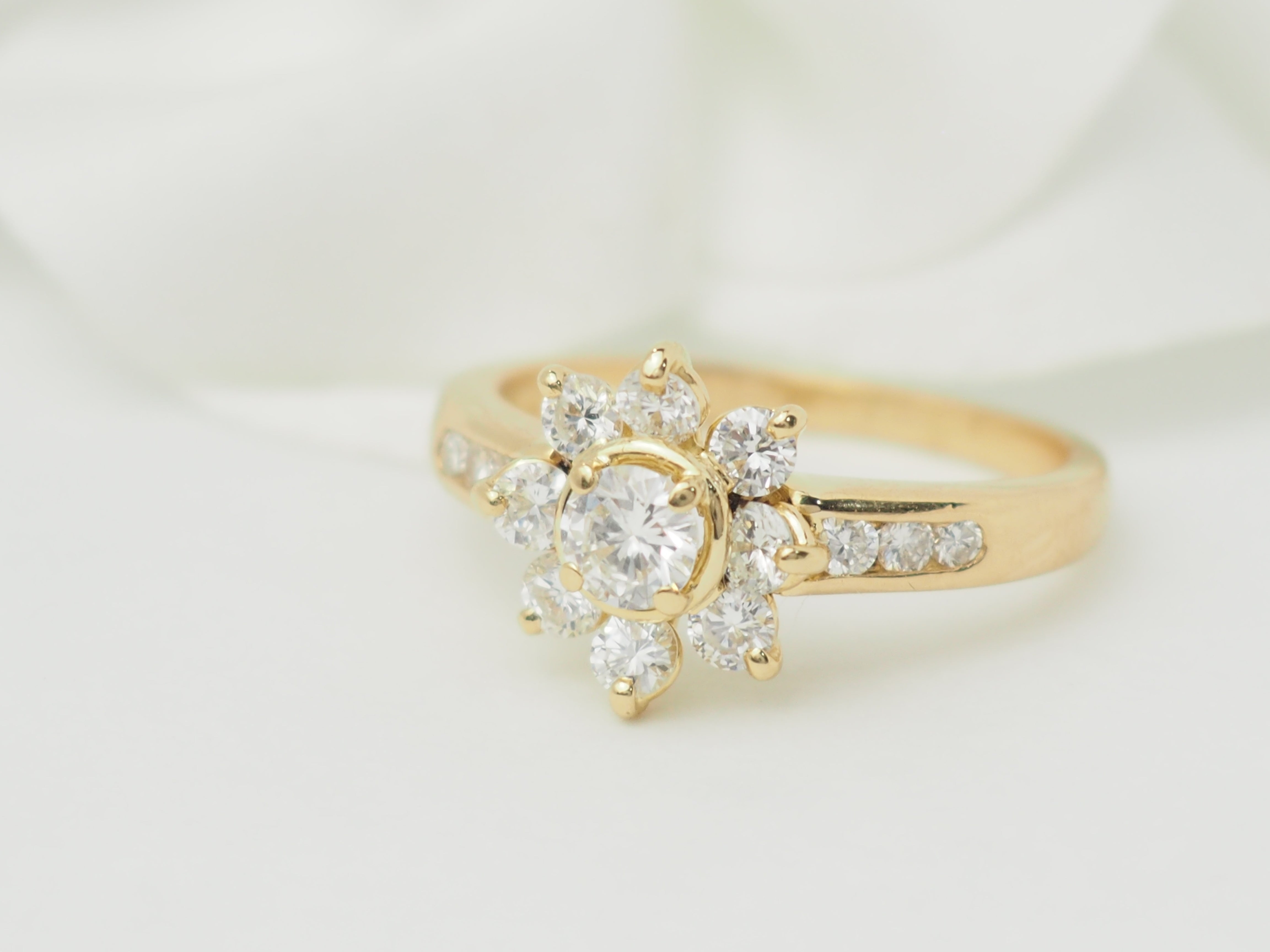 Bague marguerite en or jaune et diamants