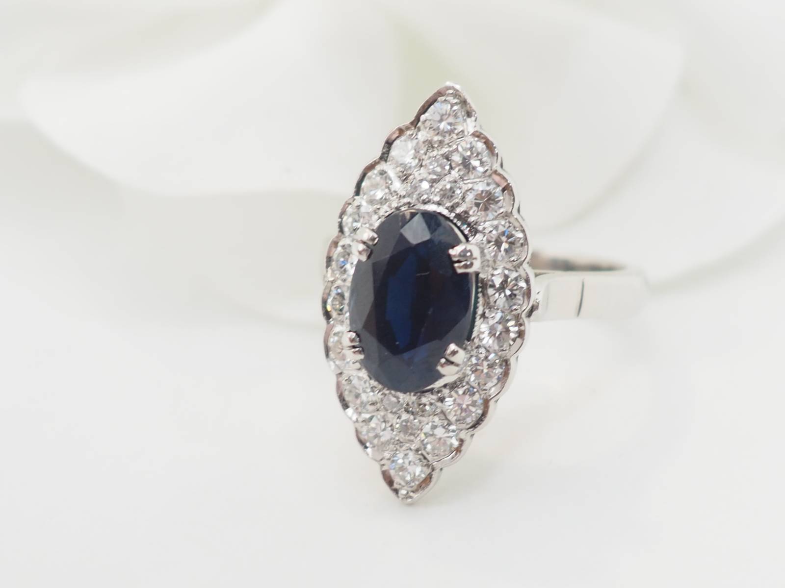 Bague marquise en or blanc, saphir et diamants