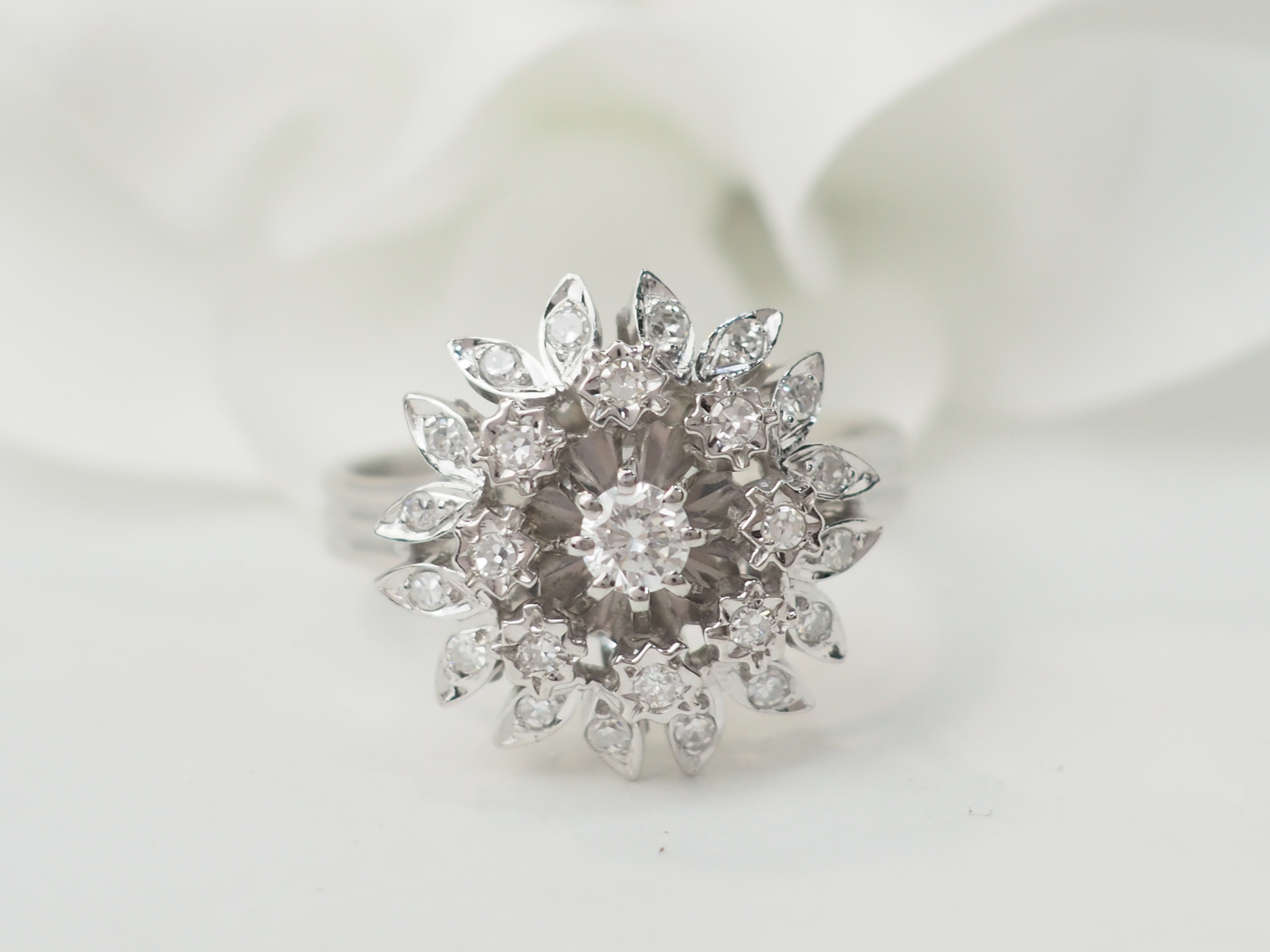 Bague Fleur en or blanc et diamants