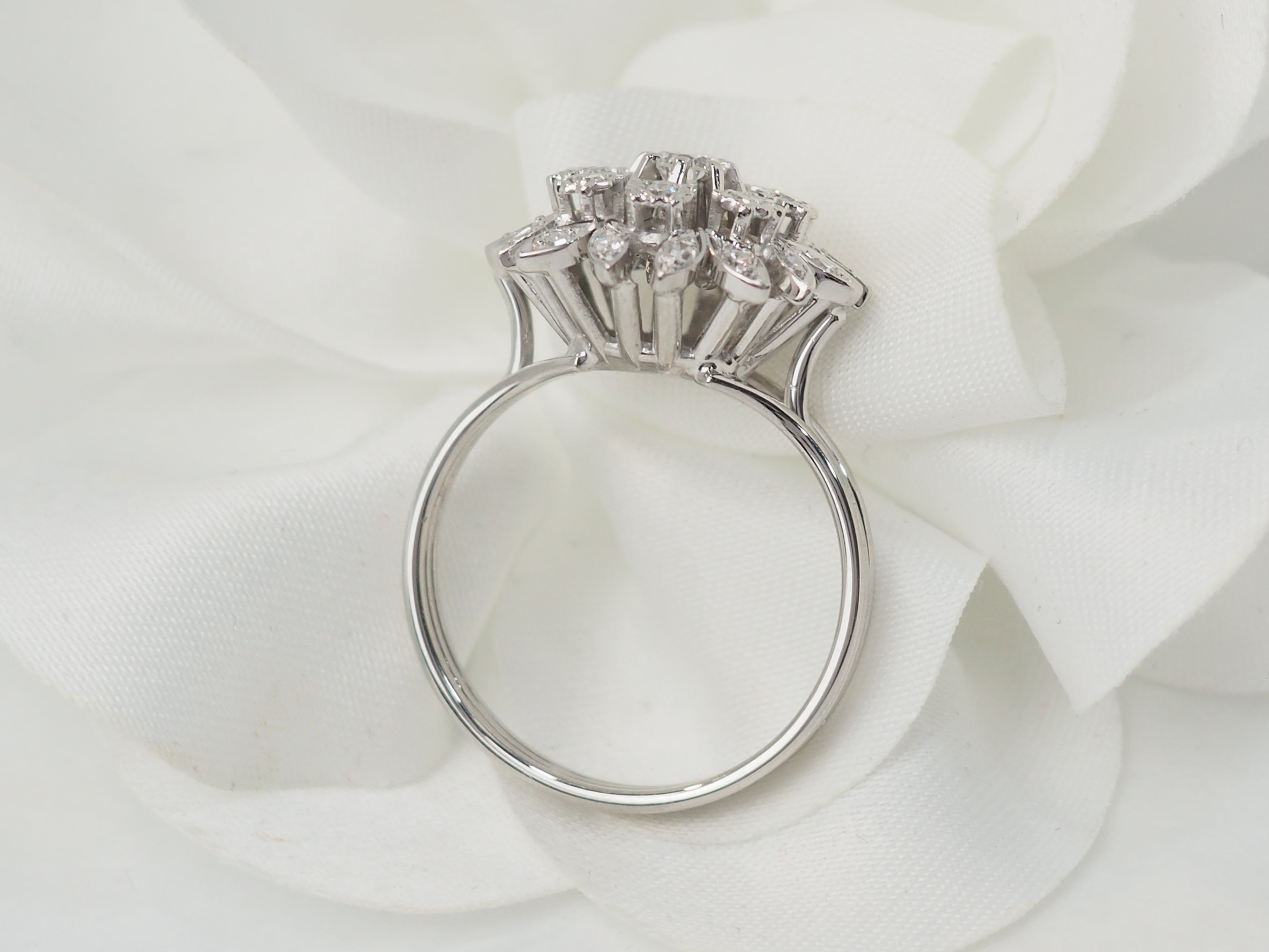 Bague Fleur en or blanc et diamants