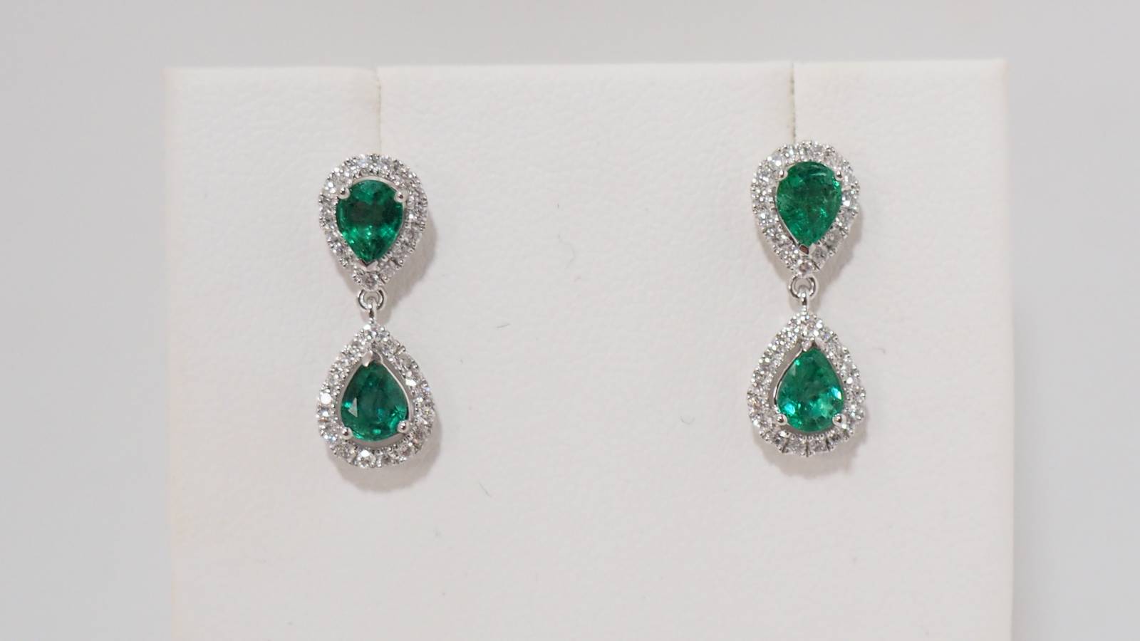 Pendants d'Oreille En Or Blanc, Emeraudes Et Diamants