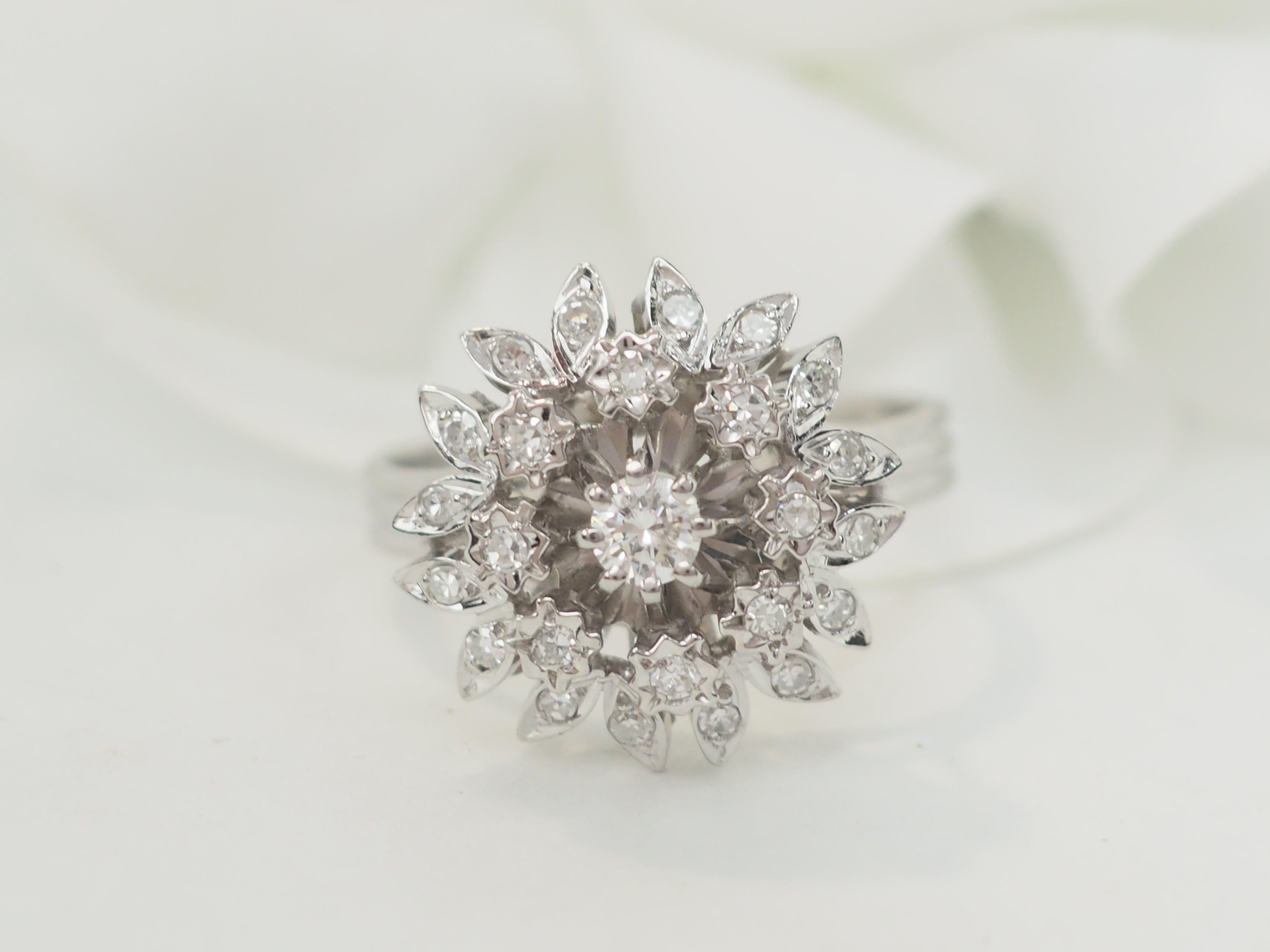 Bague Fleur en or blanc et diamants