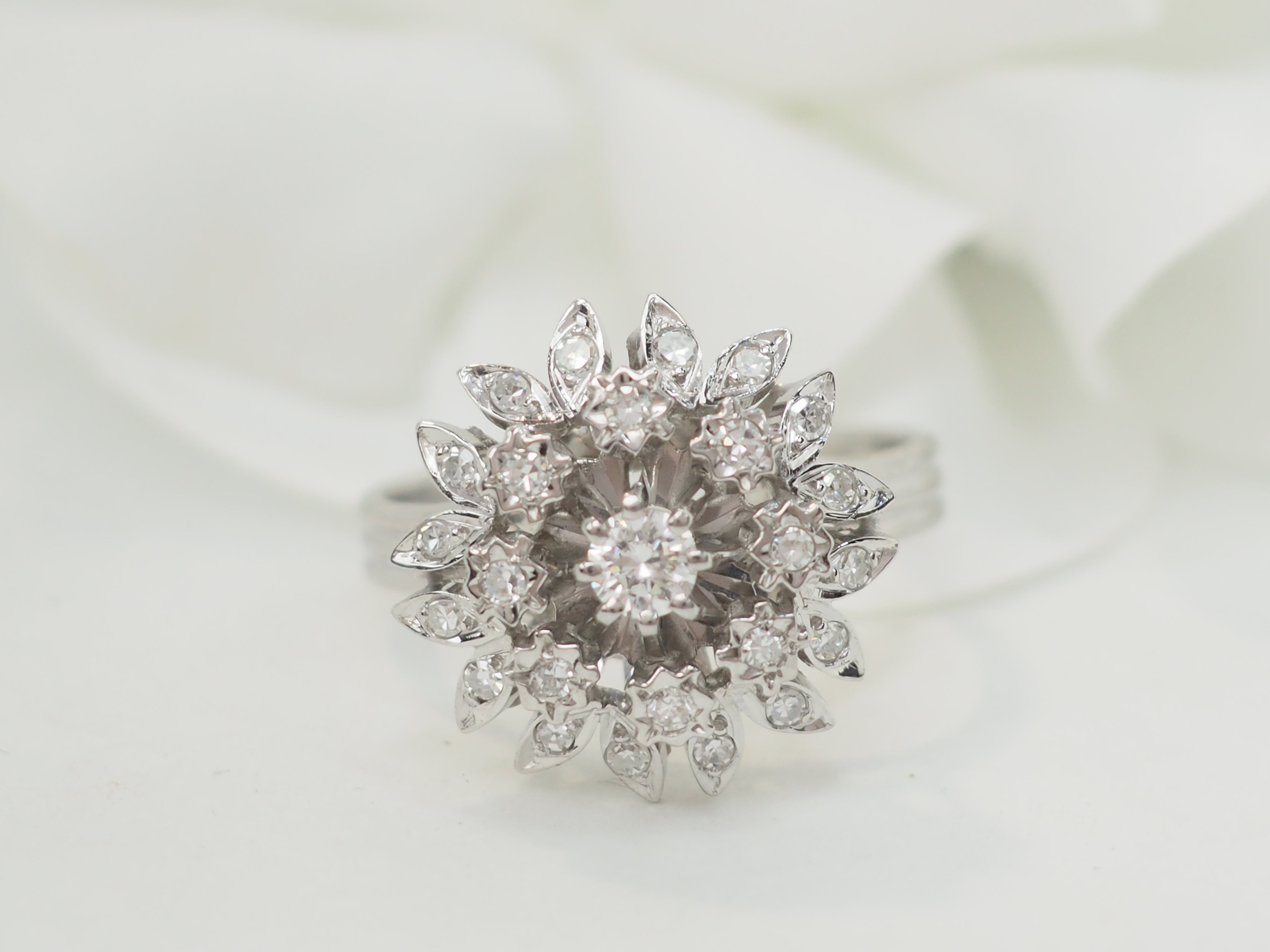 Bague Fleur en or blanc et diamants