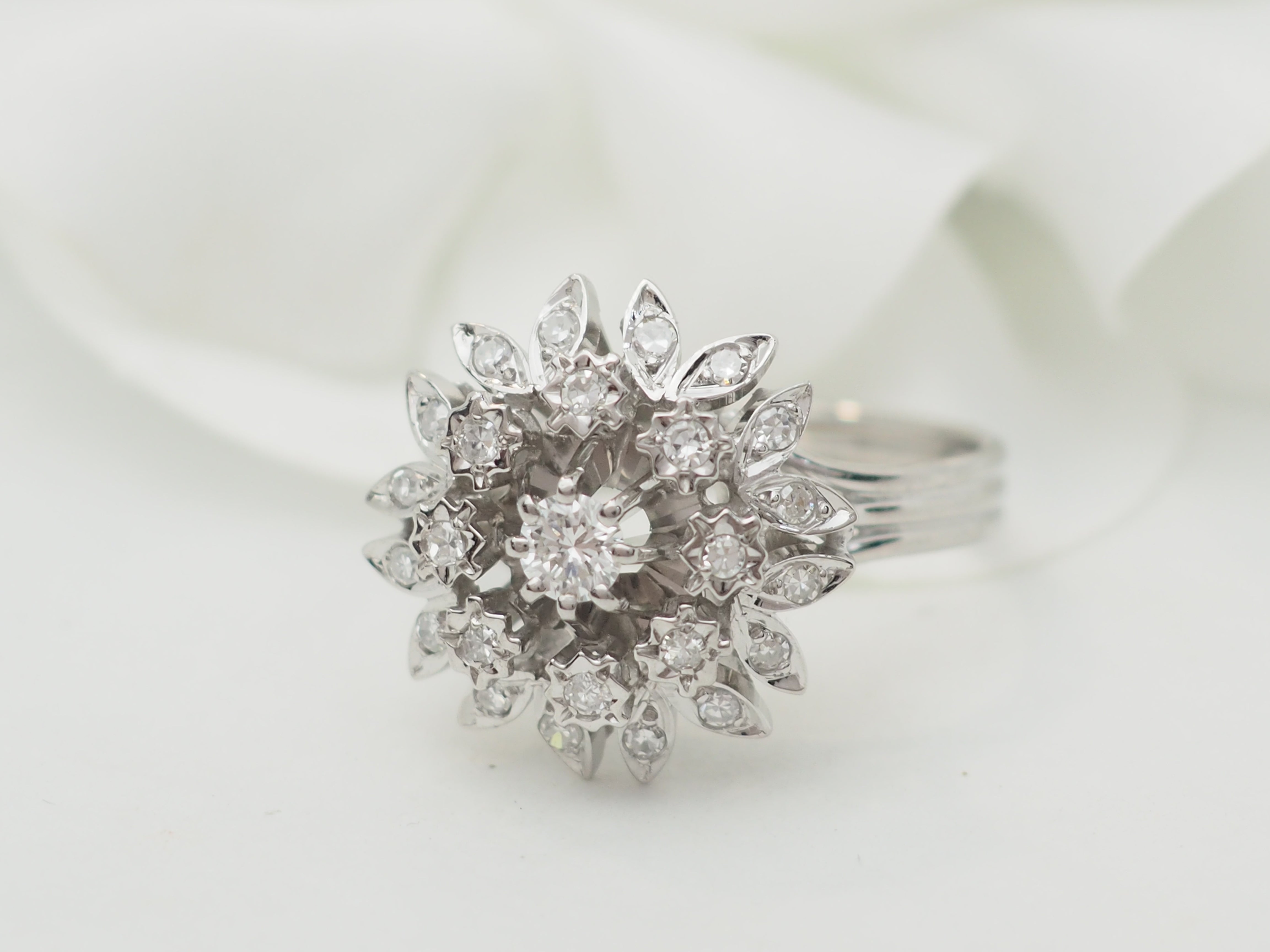 Bague Fleur en or blanc et diamants