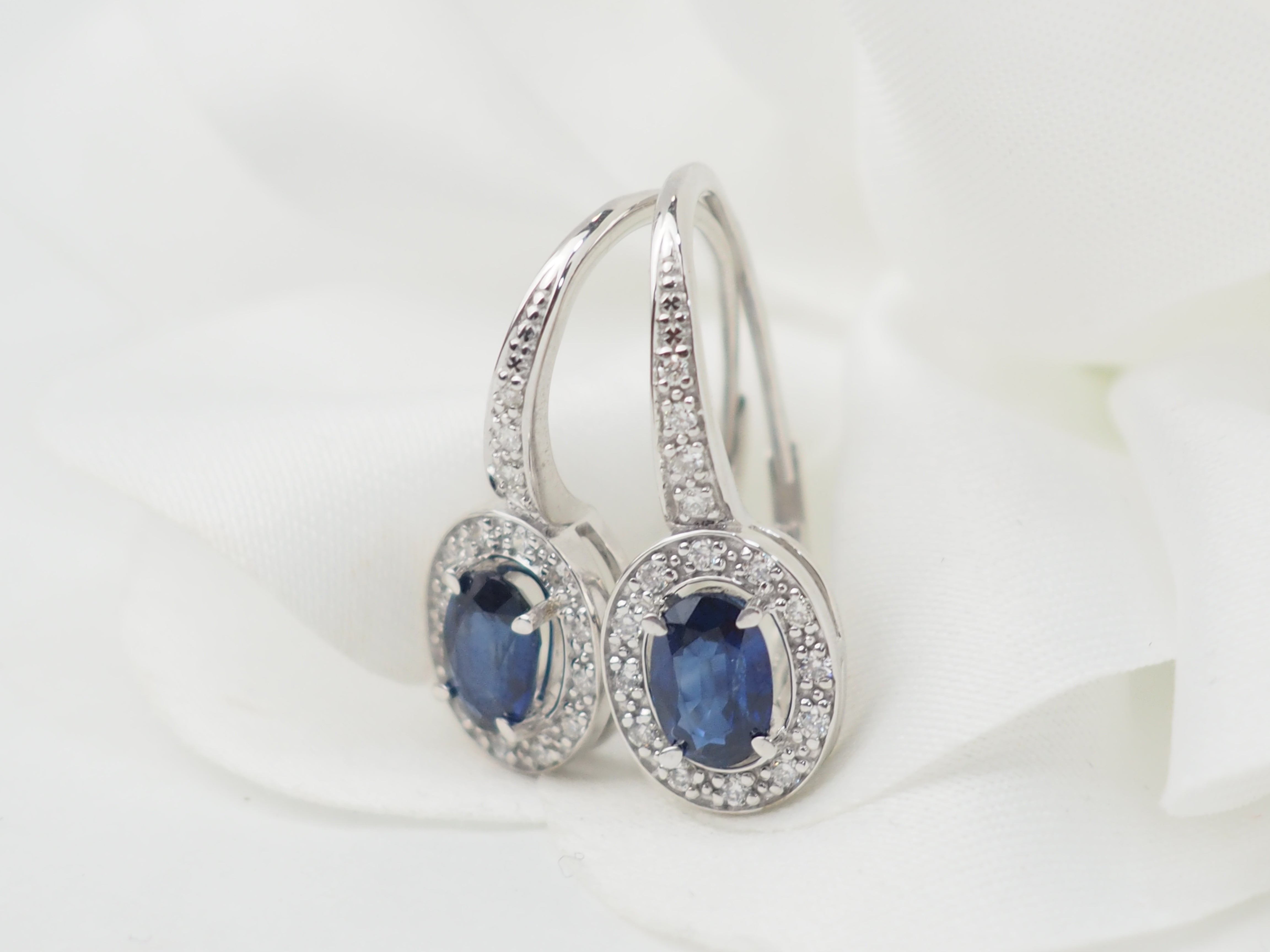 Boucles d'oreilles dormeuses en or blanc, saphir et diamants