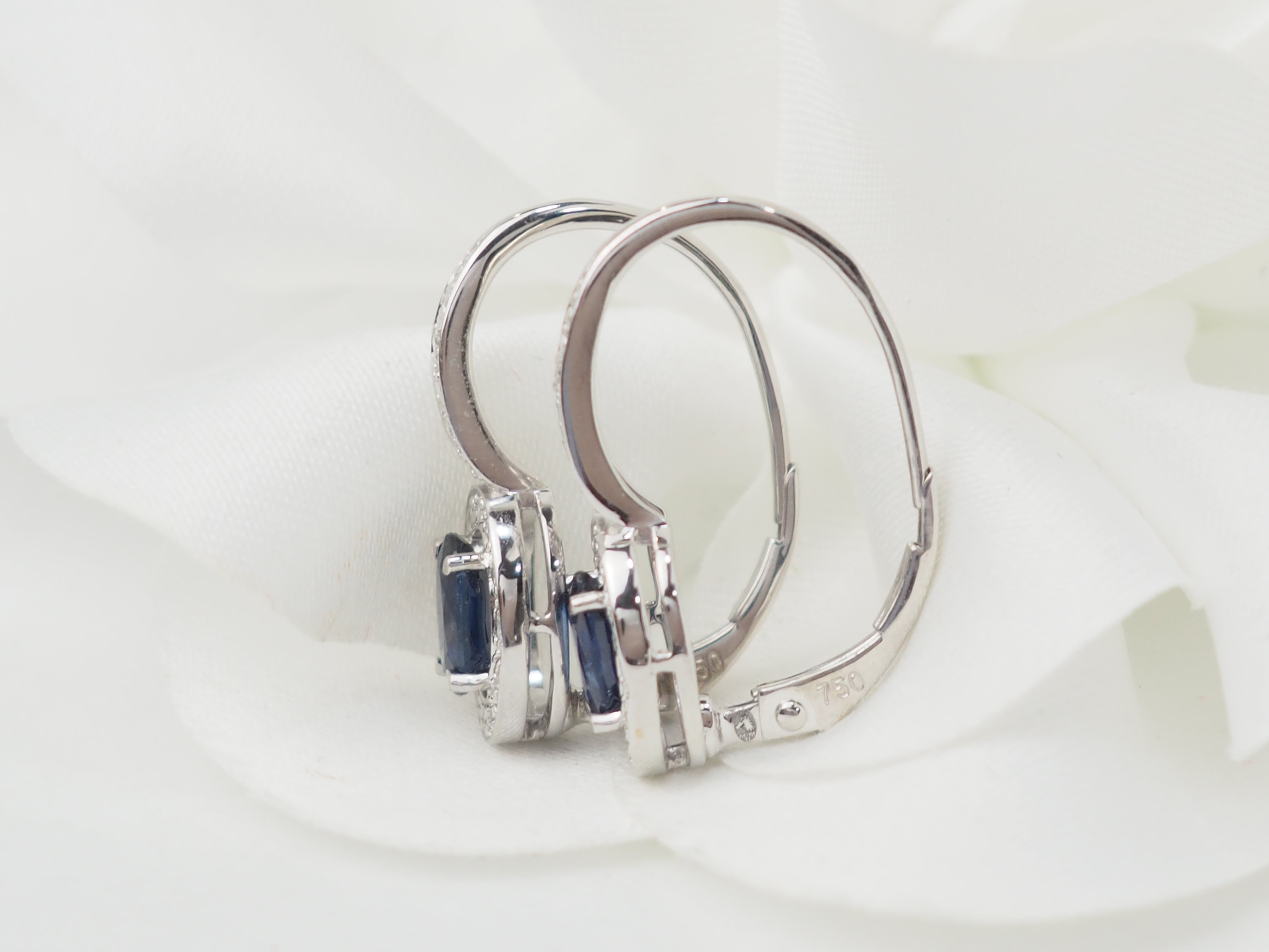 Boucles d'oreilles dormeuses en or blanc, saphir et diamants