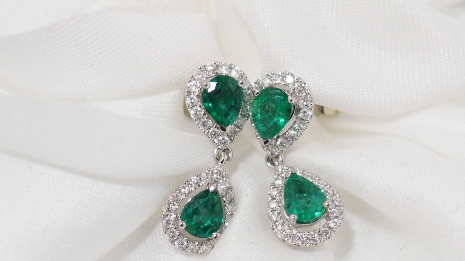 Pendants d'Oreille En Or Blanc, Emeraudes Et Diamants