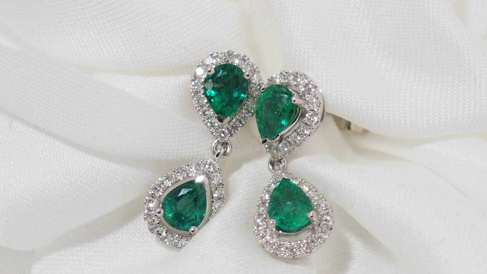 Pendants d'Oreille En Or Blanc, Emeraudes Et Diamants