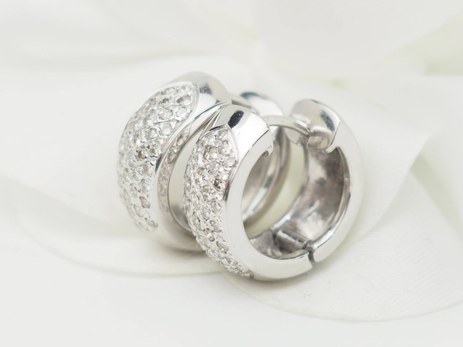 Boucles d'oreille créoles en or blanc et diamants