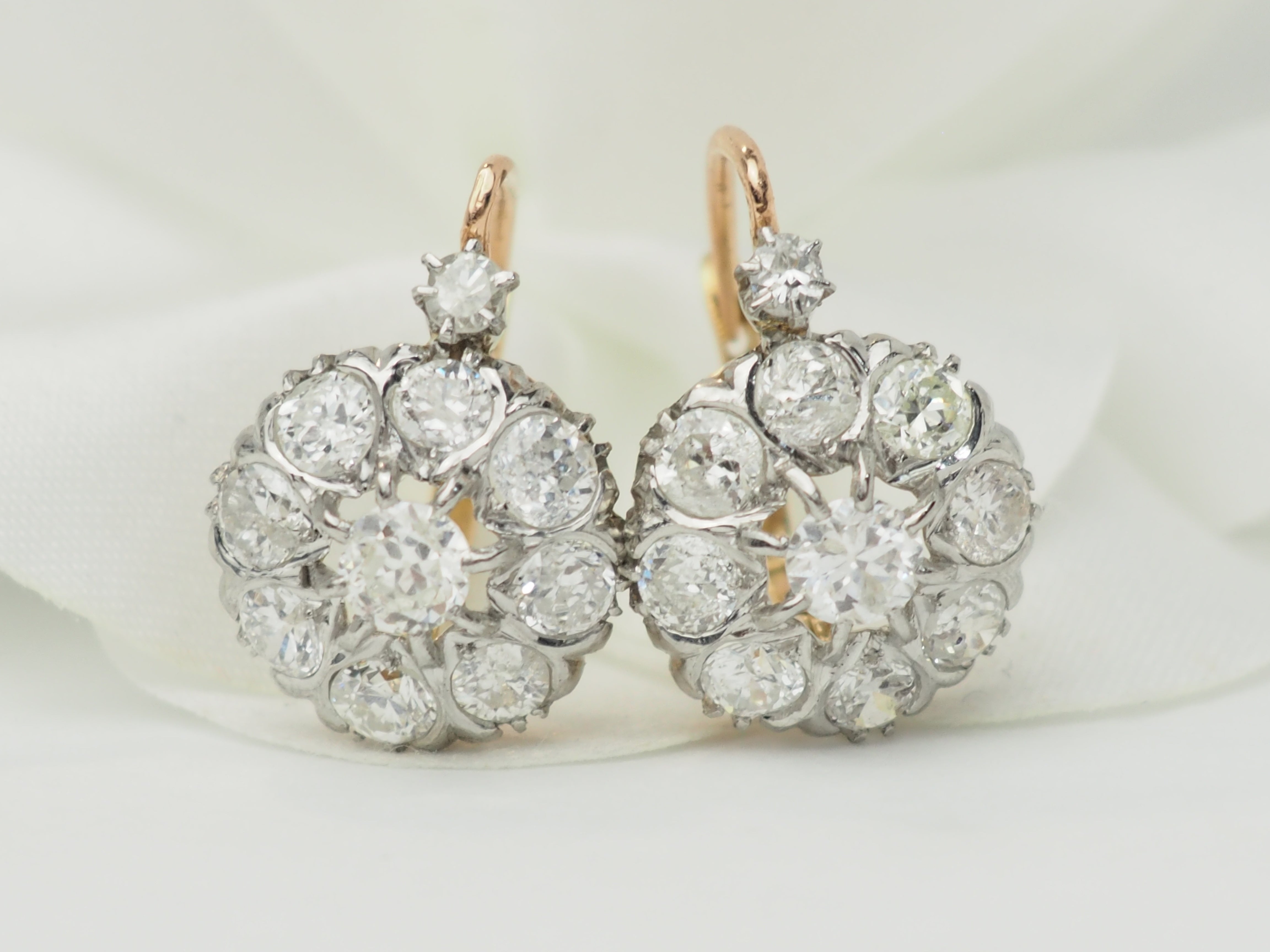Boucles d'oreilles dormeuses en or jaune et diamants