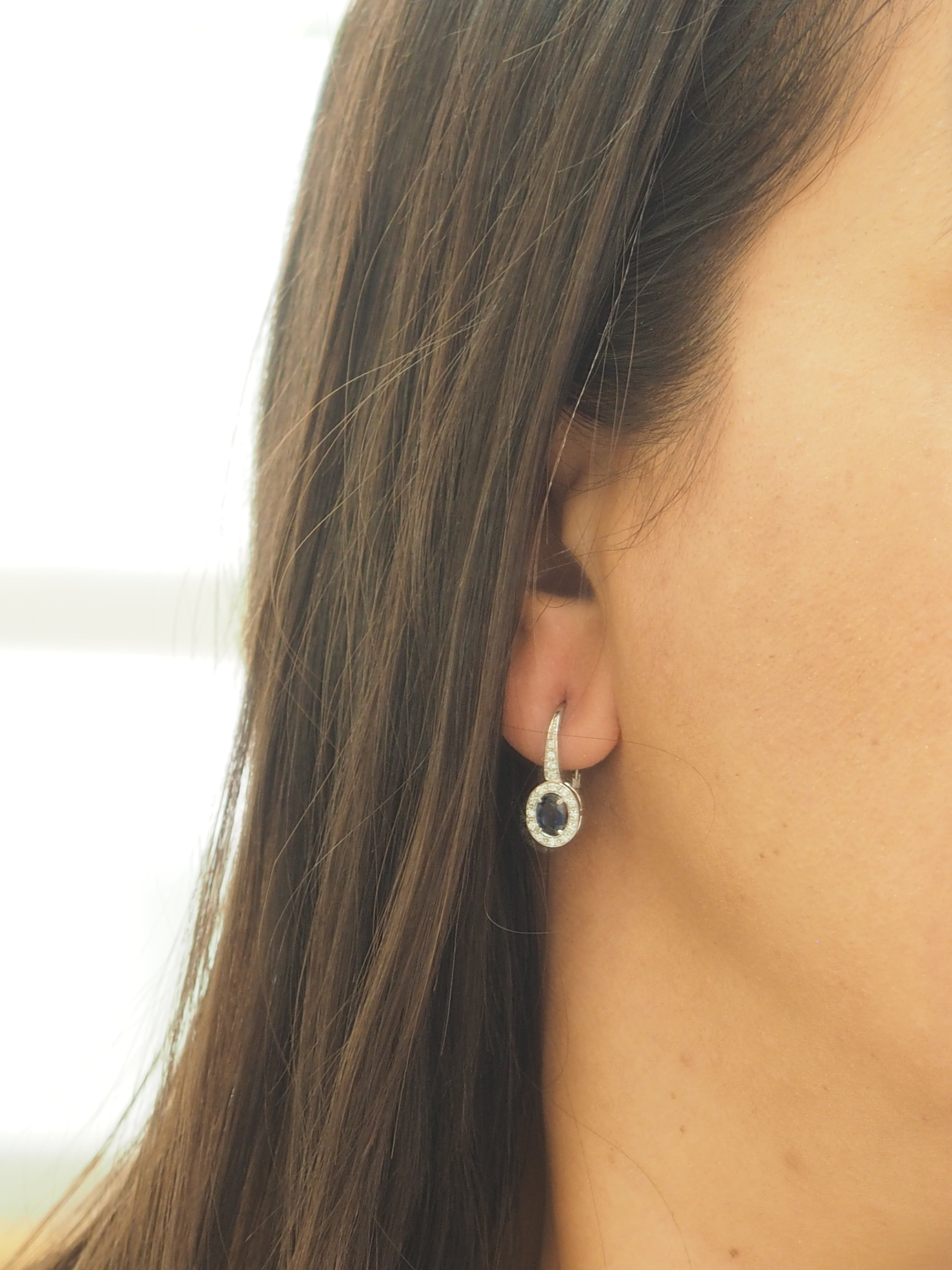 Boucles d'oreilles dormeuses en or blanc, saphir et diamants