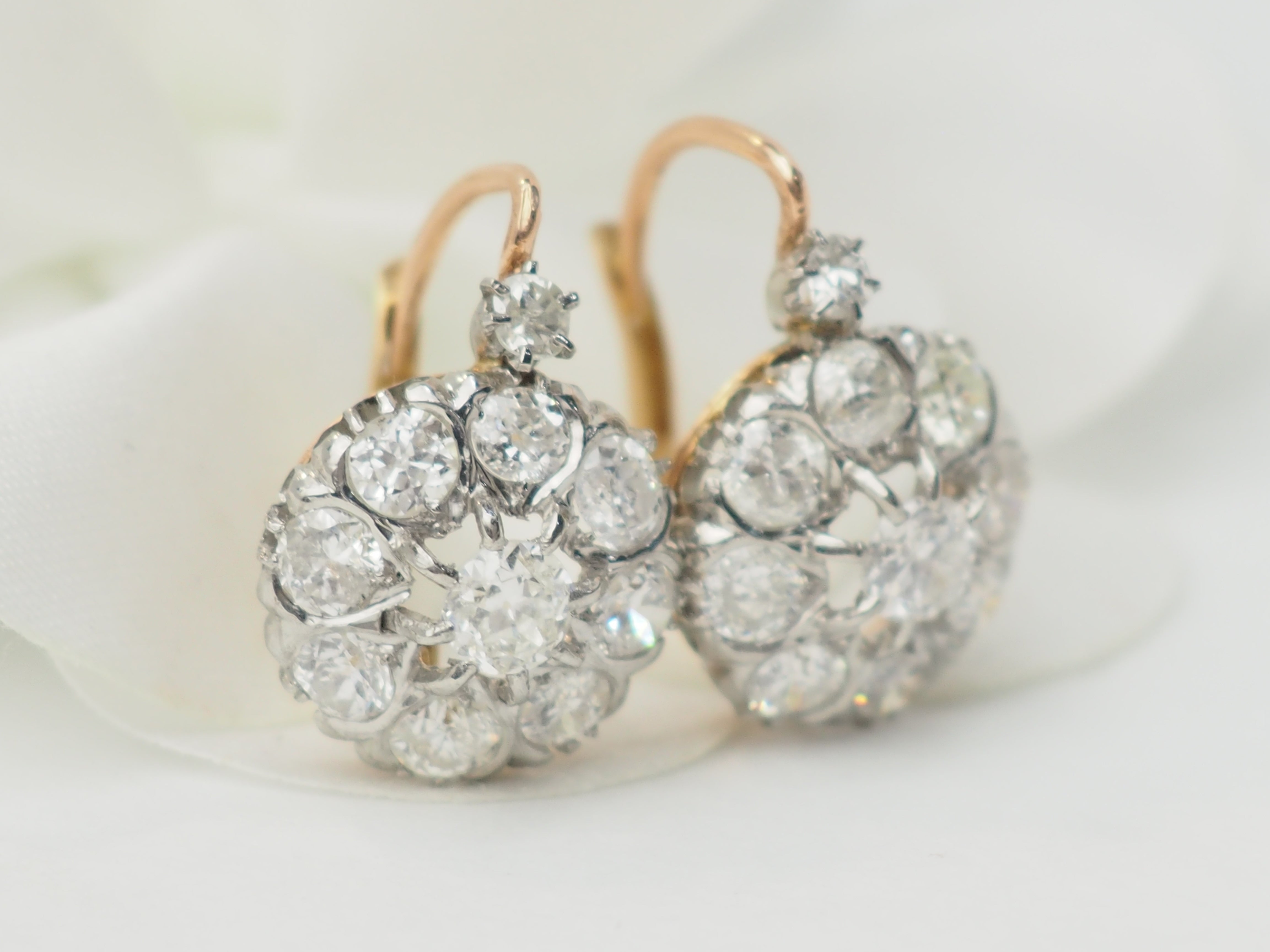 Boucles d'oreilles dormeuses en or jaune et diamants