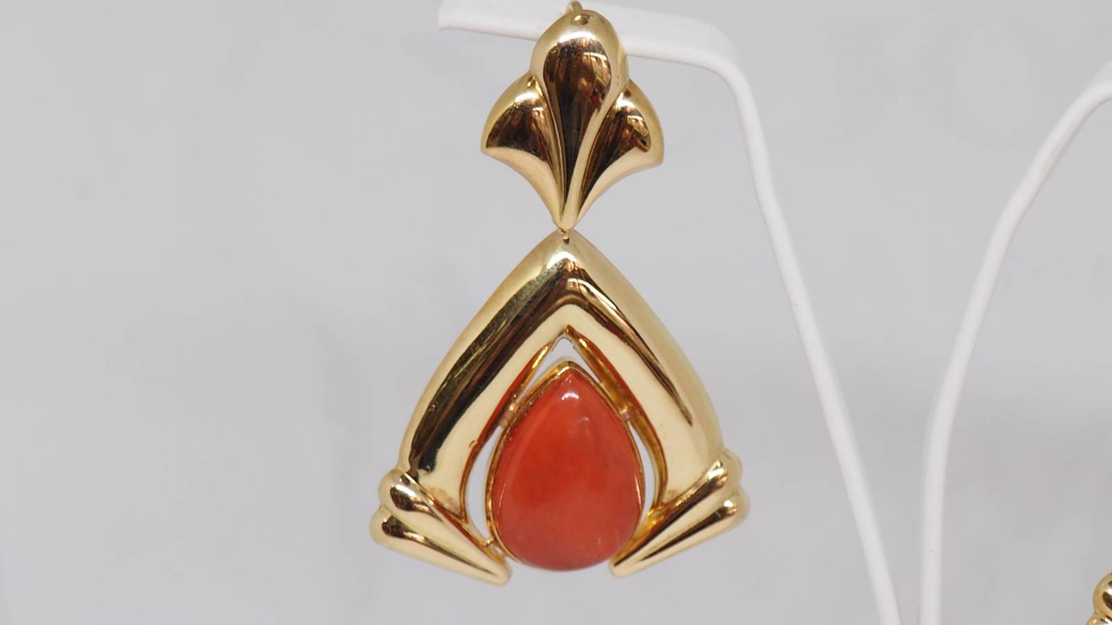 Boucles d'oreilles en or jaune et corail