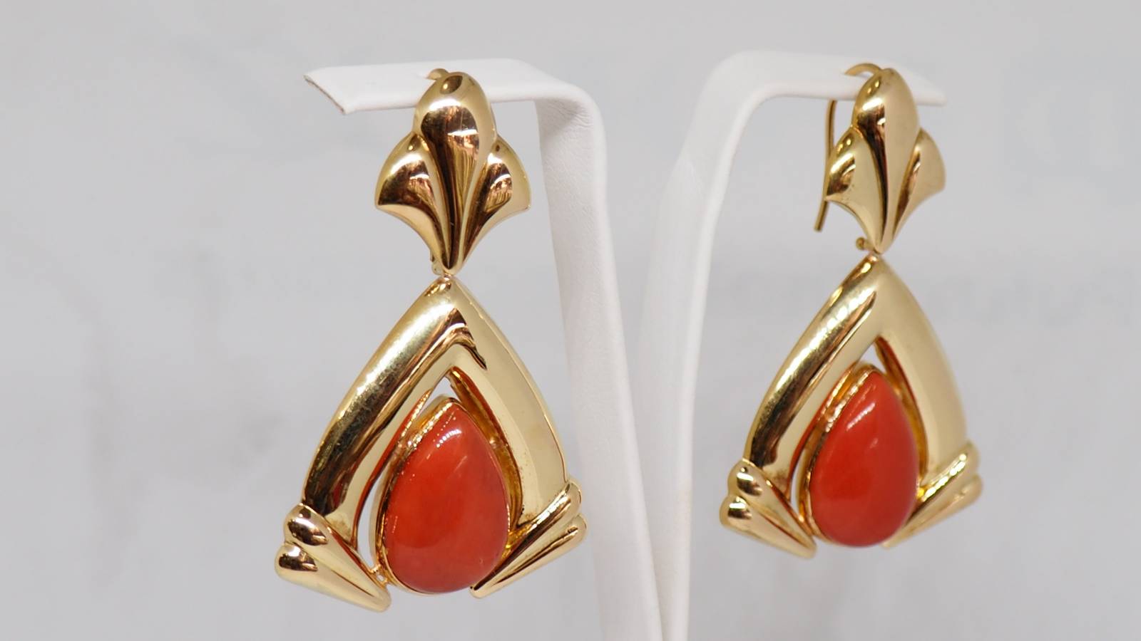 Boucles d'oreilles en or jaune et corail