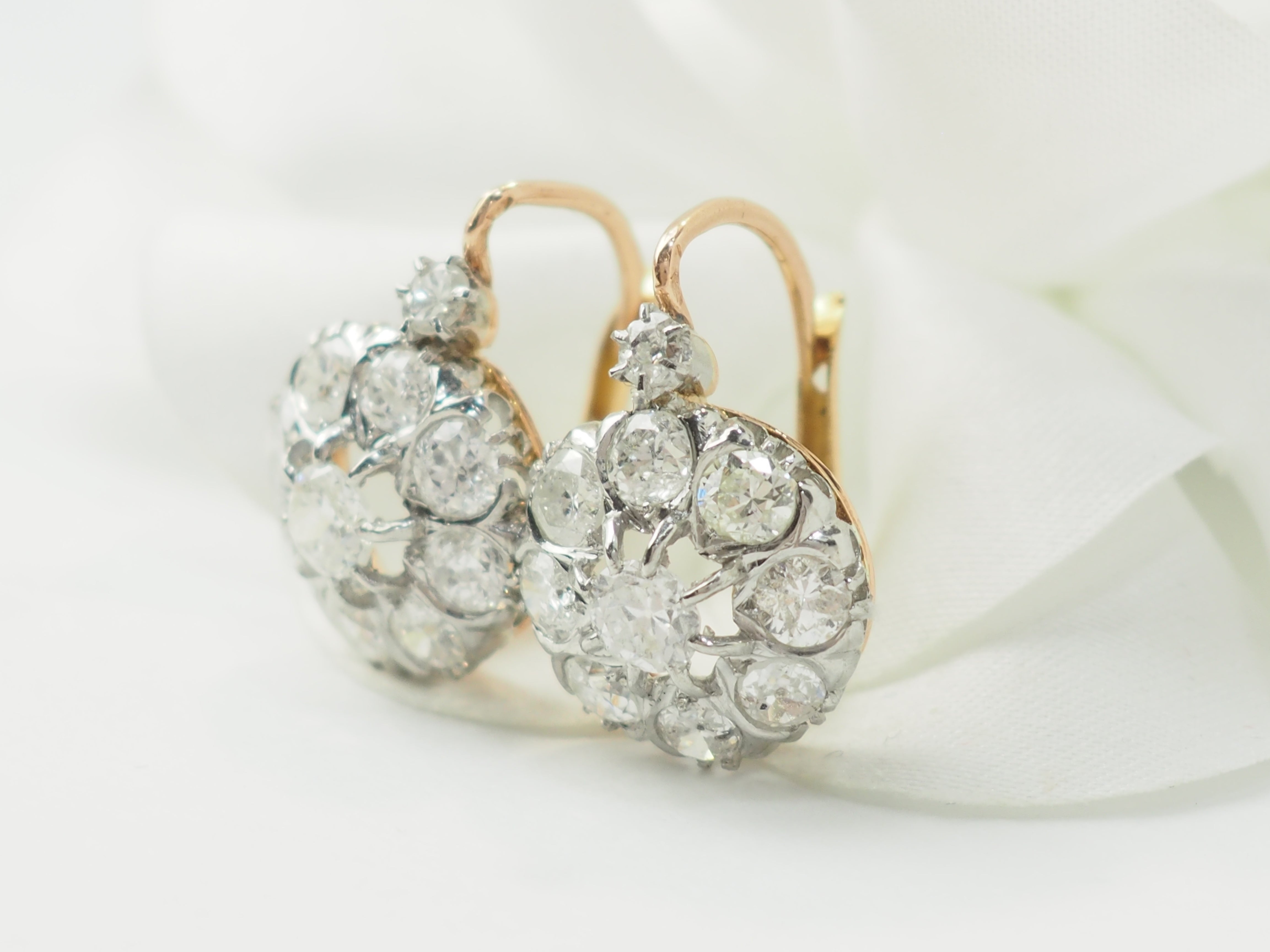 Boucles d'oreilles dormeuses en or jaune et diamants