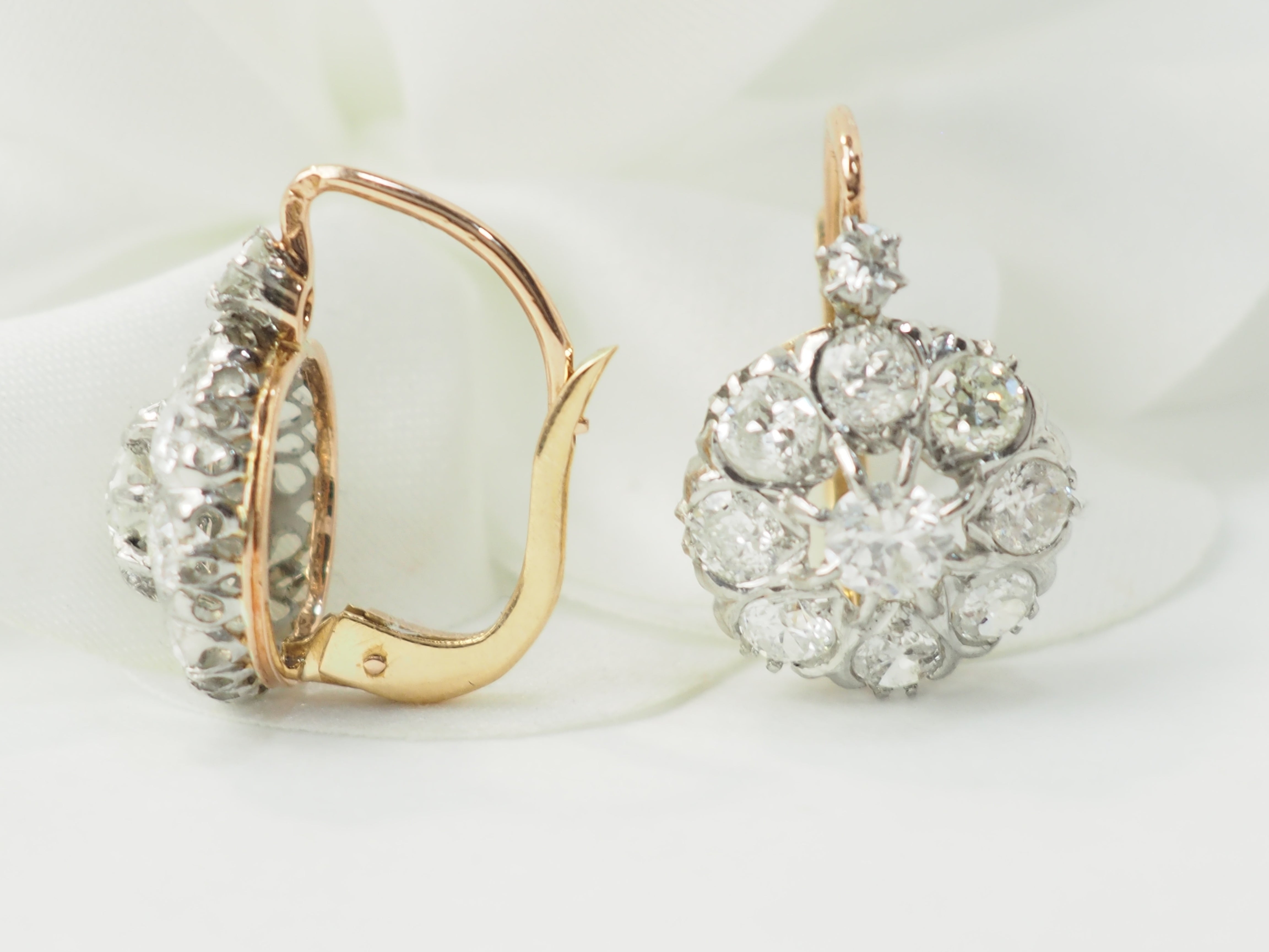Boucles d'oreilles dormeuses en or jaune et diamants