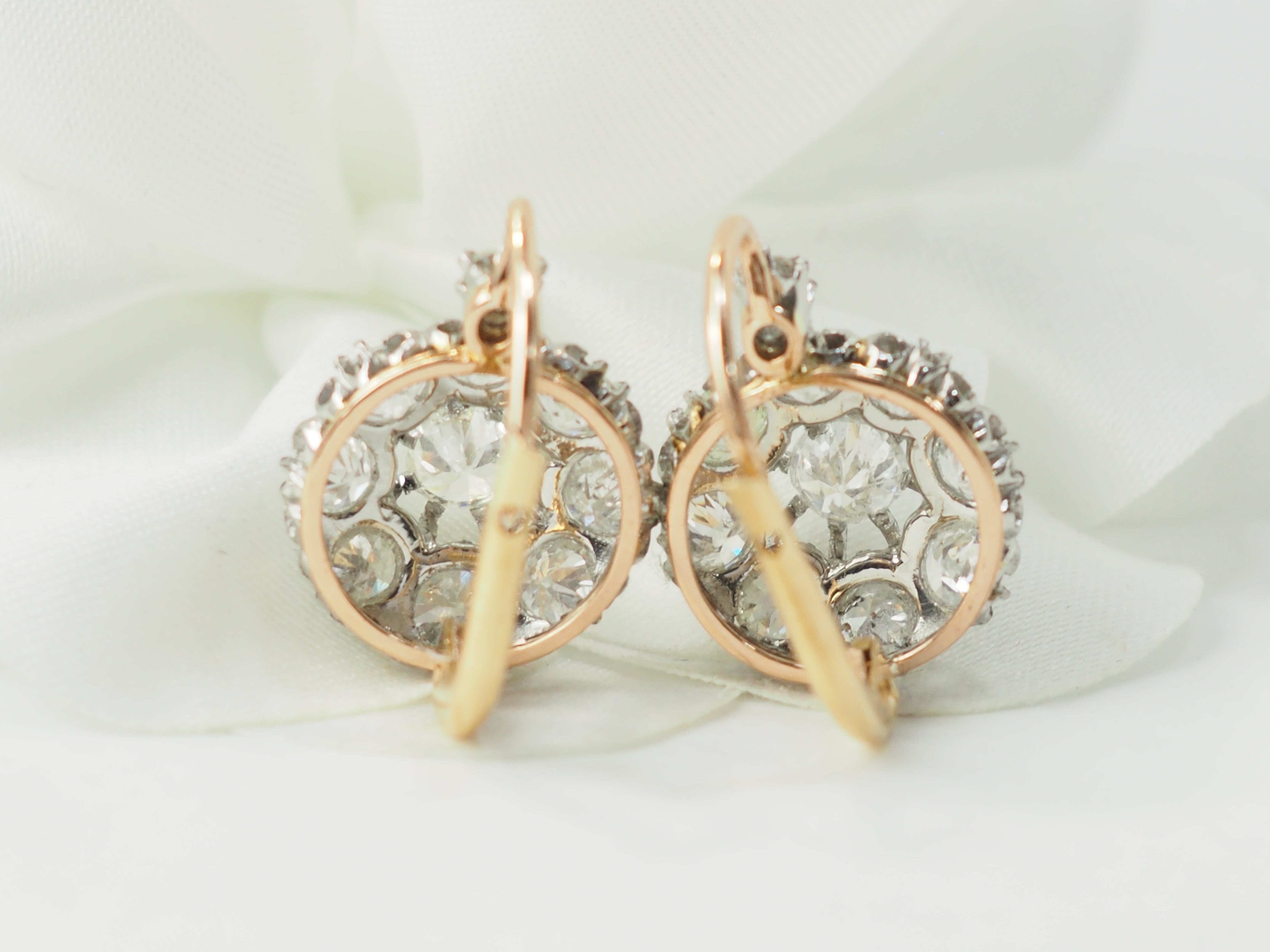 Boucles d'oreilles dormeuses en or jaune et diamants