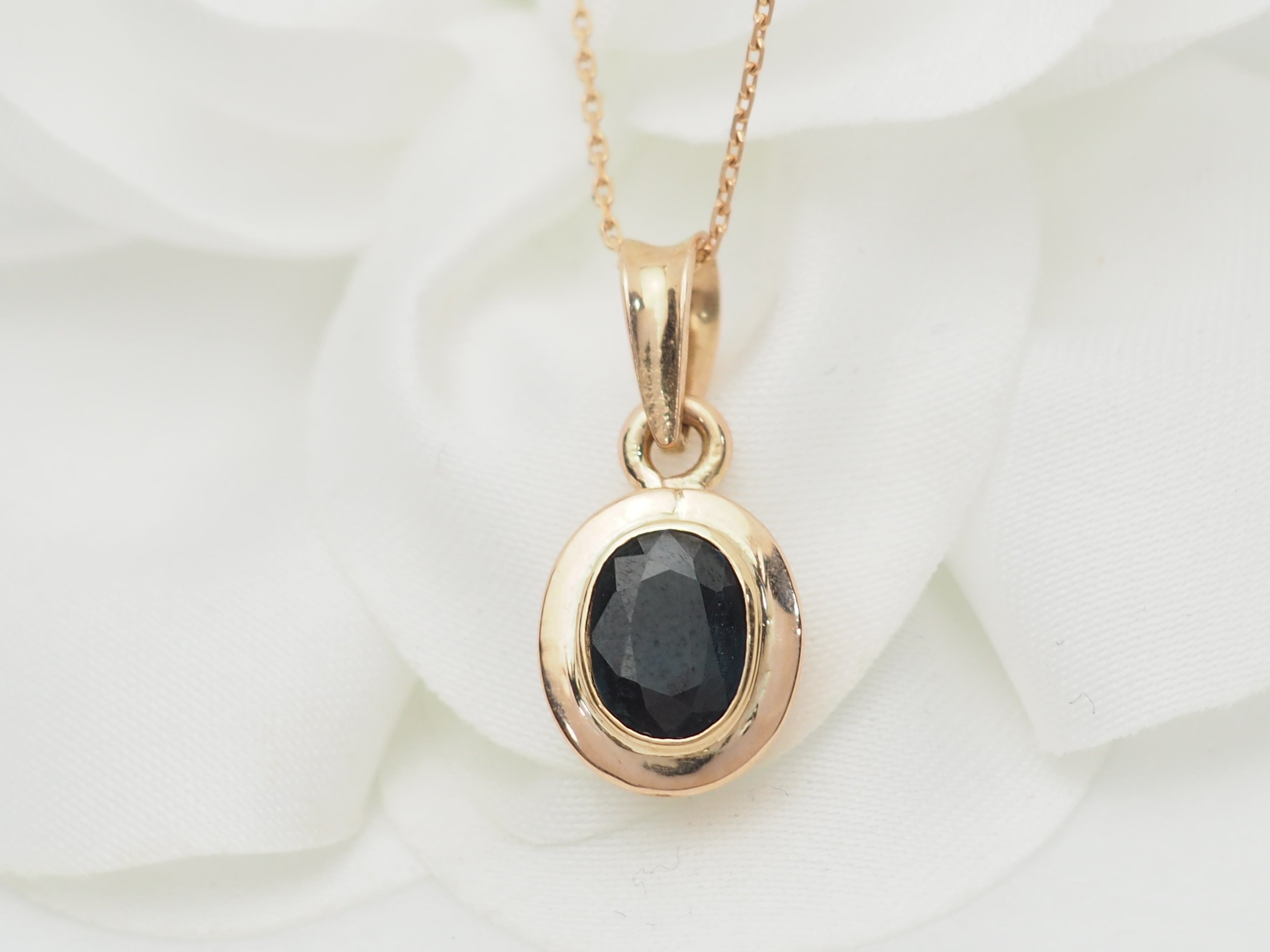 Collier pendentif en or rose et saphir