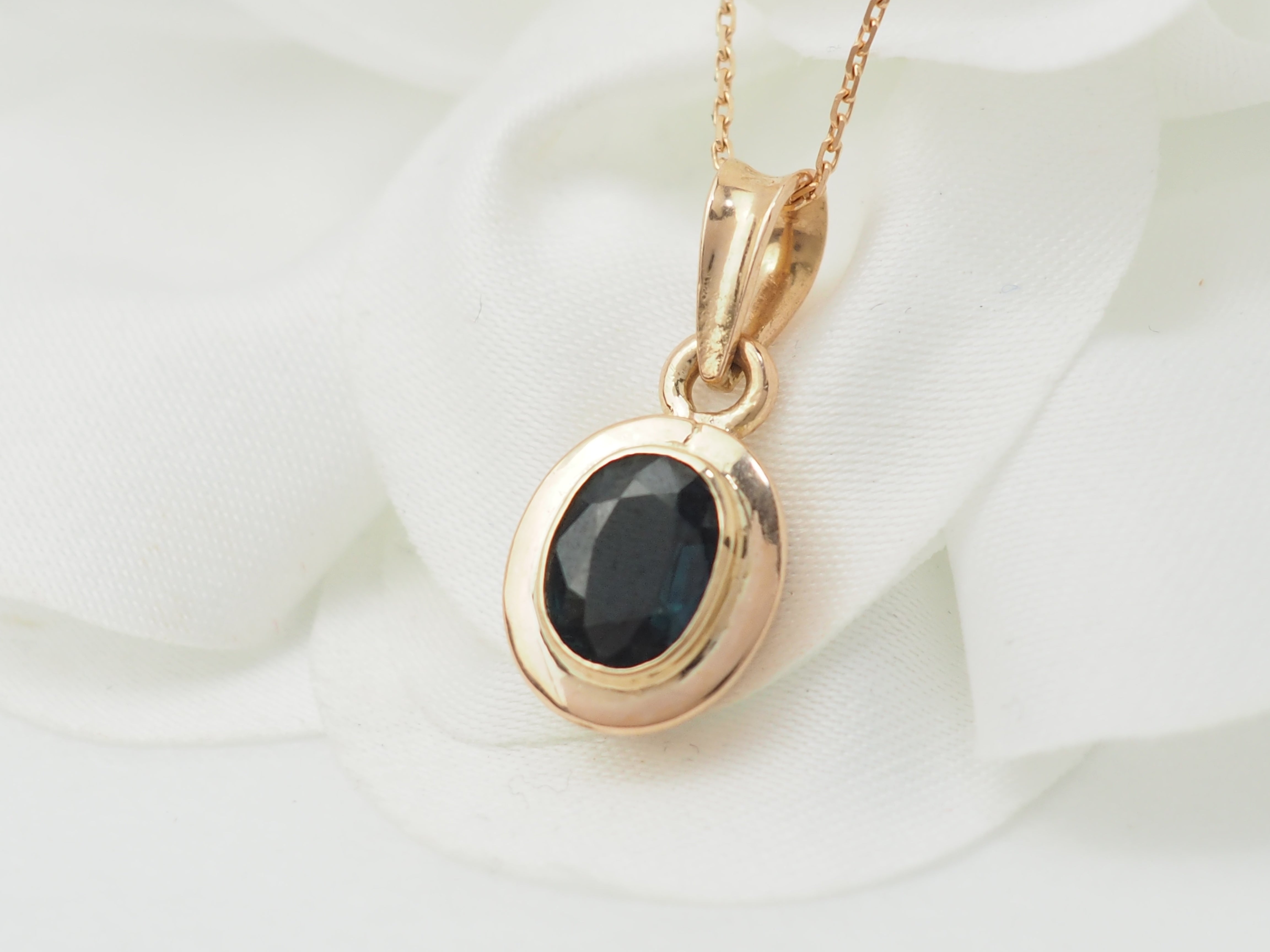 Collier pendentif en or rose et saphir